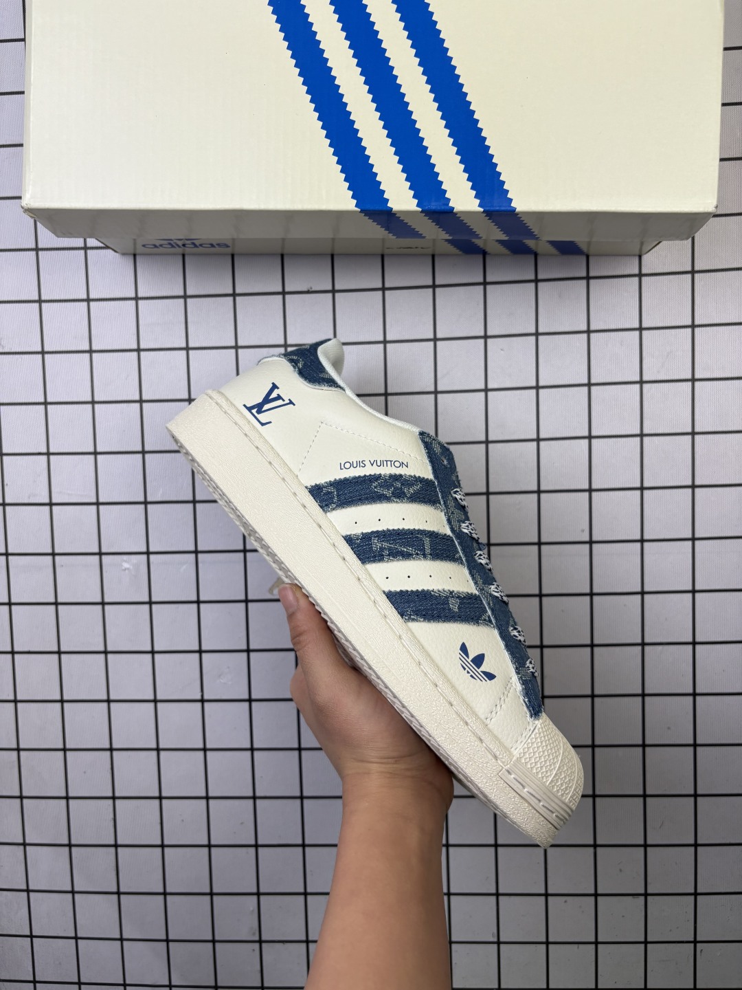🈴💰100
Adidas/阿迪达斯 男女鞋真标半码制,升级原楦原纸版开发,采用牛剖革饰片组合斜纹帆布鞋面材质,2020改良全包围鞋垫,正确2020版鞋底模具及扇贝头盖片❗阿迪达斯/三叶草Adidas Originals Superstar"Cloud White"经典贝壳头系列低帮百搭休闲运动板鞋 BZ2525
类型:男女鞋
码数:36 36.5 37 38 38.5 39 40 40.5 41 42 42.5 43 44 45
编码:698