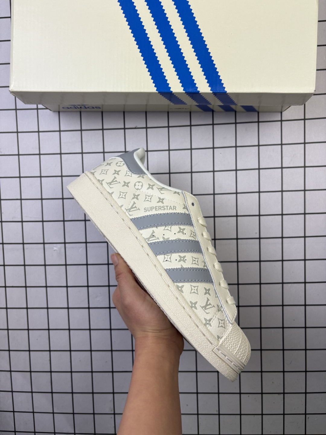 🈴💰100
Adidas/阿迪达斯 男女鞋真标半码制,升级原楦原纸版开发,采用牛剖革饰片组合斜纹帆布鞋面材质,2020改良全包围鞋垫,正确2020版鞋底模具及扇贝头盖片❗阿迪达斯/三叶草Adidas Originals Superstar"Cloud White"经典贝壳头系列低帮百搭休闲运动板鞋 BZ2525
类型:男女鞋
码数:36 36.5 37 38 38.5 39 40 40.5 41 42 42.5 43 44 45
编码:698