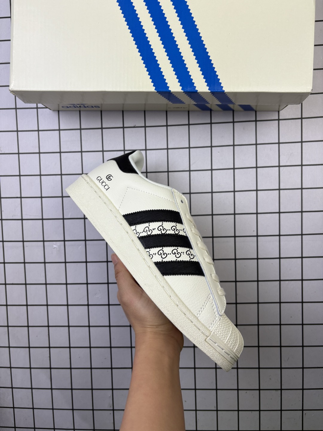 🈴💰100
Adidas/阿迪达斯 男女鞋真标半码制,升级原楦原纸版开发,采用牛剖革饰片组合斜纹帆布鞋面材质,2020改良全包围鞋垫,正确2020版鞋底模具及扇贝头盖片❗阿迪达斯/三叶草Adidas Originals Superstar"Cloud White"经典贝壳头系列低帮百搭休闲运动板鞋 BZ2525
类型:男女鞋
码数:36 36.5 37 38 38.5 39 40 40.5 41 42 42.5 43 44 45
编码:698