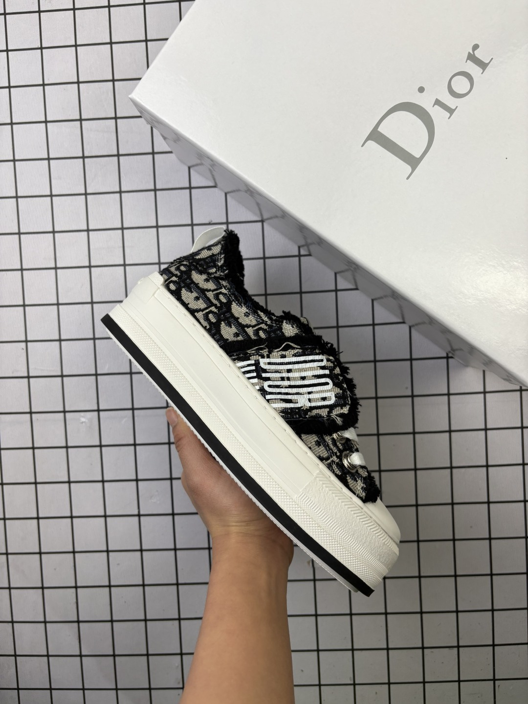 🈴💰260
公司级✅女鞋广东原产#升级原楦原纸版数据开发版型#采用进口机台精密电脑提花刺绣工艺裹边处理鞋面材质#软感绵羊皮内里贴合PU高弹发泡增高鞋垫#外置增高橡胶隔色大底(明显增高4.0cm厘米)❗️法国高奢时装品牌-迪奥/Dior Walk’n‘Dior Low 沃克系列低帮百搭增高休闲运动厚底板鞋“帆布岩石灰”KCK385OBE_S33G
尺码：35-40
编码：旭
这款 Walk’n‘Dior 厚底运动鞋是一款时尚单品，提升该系列的格调。深蓝色 Oblique 印花棉质刺绣鞋面，搭配舒适厚底、鞋舌和 Christian Dior Paris 标志鞋带。可为各式休闲造型增添时髦气质。
鞋舌、鞋底和鞋带饰有品牌特色细节 EVA 鞋底饰以 Christian Dior 的幸运星符号 另附鞋带一