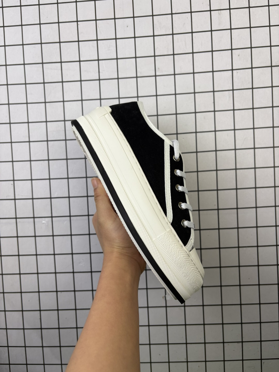 💰180
公司级✅女鞋广东原产#升级原楦原纸版数据开发版型#采用进口机台精密电脑提花刺绣工艺裹边处理鞋面材质#软感绵羊皮内里贴合PU高弹发泡增高鞋垫#外置增高橡胶隔色大底(明显增高4.0cm厘米)❗️法国高奢时装品牌-迪奥/Dior Walk’n‘Dior Low 沃克系列低帮百搭增高休闲运动厚底板鞋“帆布岩石灰”KCK385OBE_S33G
尺码：35-40
编码旭
这款 Walk’n‘Dior 厚底运动鞋是一款时尚单品，提升该系列的格调。深蓝色 Oblique 印花棉质刺绣鞋面，搭配舒适厚底、鞋舌和 Christian Dior Paris 标志鞋带。可为各式休闲造型增添时髦气质。
鞋舌、鞋底和鞋带饰有品牌特色细节 EVA 鞋底饰以 Christian Dior 的幸运星符号 另附鞋带一面