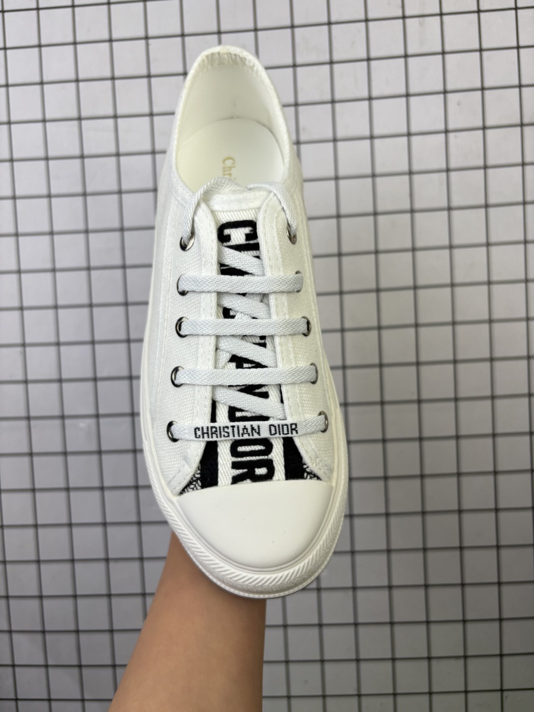 💰180 公司级✅女鞋广东原产#升级原楦原纸版数据开发版型#采用进口机台精密电脑提花刺绣工艺裹边处理鞋面材质#软感绵羊皮内里贴合PU高弹发泡增高鞋垫#外置增高橡胶隔色大底(明显增高4.0cm厘米)❗️法国高奢时装品牌-迪奥/Dior Walk’n‘Dior Low 沃克系列低帮百搭增高休闲运动厚底板鞋“帆布岩石灰”KCK385OBE_S33G 尺码:35-40 编码旭 这款 Walk’n‘Dior 厚底运动鞋是一款时尚单品,提升该系列的格调。深蓝色 Oblique 印花棉质刺绣鞋面,搭配舒适厚底、鞋舌和 Christian Dior Paris 标志鞋带。可为各式休闲造型增添时髦气质。 鞋舌、鞋底和鞋带饰有品牌特色细节 EVA 鞋底饰以 Christian Dior 的幸运星符号 另附鞋带一面