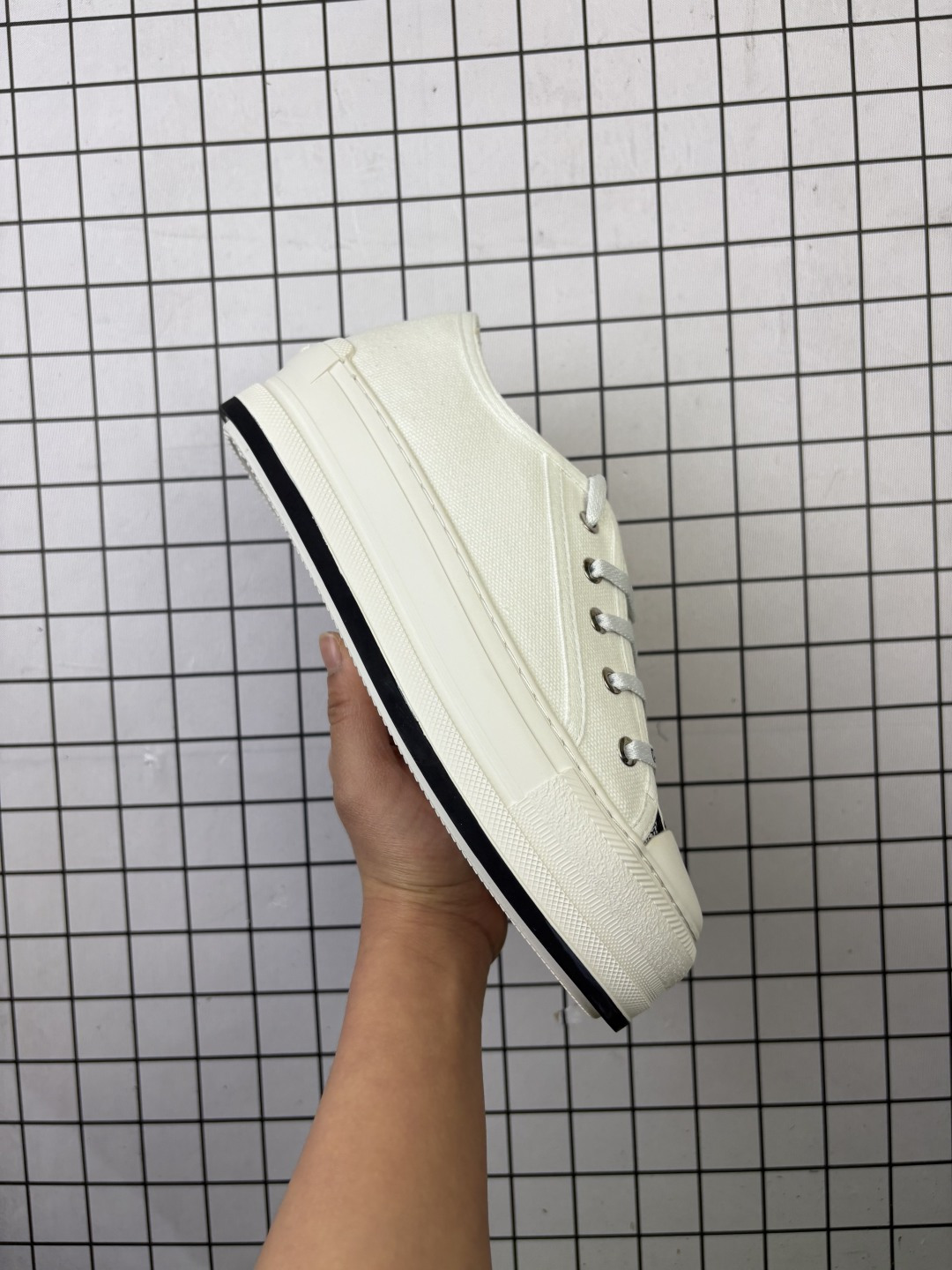 💰180
公司级✅女鞋广东原产#升级原楦原纸版数据开发版型#采用进口机台精密电脑提花刺绣工艺裹边处理鞋面材质#软感绵羊皮内里贴合PU高弹发泡增高鞋垫#外置增高橡胶隔色大底(明显增高4.0cm厘米)❗️法国高奢时装品牌-迪奥/Dior Walk’n‘Dior Low 沃克系列低帮百搭增高休闲运动厚底板鞋“帆布岩石灰”KCK385OBE_S33G
尺码：35-40
编码旭
这款 Walk’n‘Dior 厚底运动鞋是一款时尚单品，提升该系列的格调。深蓝色 Oblique 印花棉质刺绣鞋面，搭配舒适厚底、鞋舌和 Christian Dior Paris 标志鞋带。可为各式休闲造型增添时髦气质。
鞋舌、鞋底和鞋带饰有品牌特色细节 EVA 鞋底饰以 Christian Dior 的幸运星符号 另附鞋带一面