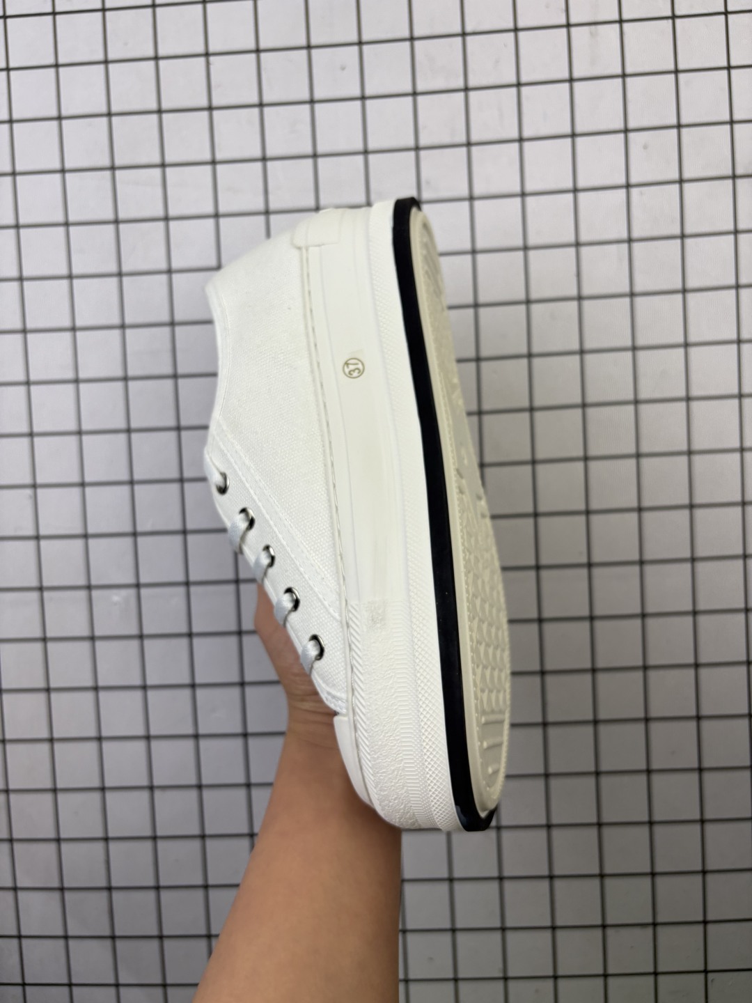 💰180 公司级✅女鞋广东原产#升级原楦原纸版数据开发版型#采用进口机台精密电脑提花刺绣工艺裹边处理鞋面材质#软感绵羊皮内里贴合PU高弹发泡增高鞋垫#外置增高橡胶隔色大底(明显增高4.0cm厘米)❗️法国高奢时装品牌-迪奥/Dior Walk’n‘Dior Low 沃克系列低帮百搭增高休闲运动厚底板鞋“帆布岩石灰”KCK385OBE_S33G 尺码:35-40 编码旭 这款 Walk’n‘Dior 厚底运动鞋是一款时尚单品,提升该系列的格调。深蓝色 Oblique 印花棉质刺绣鞋面,搭配舒适厚底、鞋舌和 Christian Dior Paris 标志鞋带。可为各式休闲造型增添时髦气质。 鞋舌、鞋底和鞋带饰有品牌特色细节 EVA 鞋底饰以 Christian Dior 的幸运星符号 另附鞋带一面