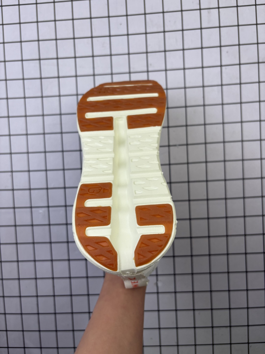 💰120
LOEWE与On昂跑联名运动鞋LOEWE罗意威 X ON昂跑 联名款 秋冬新款 老钱风显贵跑鞋 CLOUDSOLO 圆头抽绳 低帮 生活休闲鞋。Cloudsolo是奢侈品牌LOEWE罗意威与瑞士运动品牌On昂跑(On Running)合作推出的联名运动鞋款,设计基因融合:将LOEWE的西班牙皮革工艺与On昂跑的瑞士人体工学结合,鞋面采用半透明技术网眼材质搭配标志性鹅卵石扣件。缓震科技:后跟搭载单体CloudTec®缓震云模块,中底采用Helion™超p弹泡沫+Speedboard®支撑结构,兼顾轻量与回弹性!
编码688
36-47