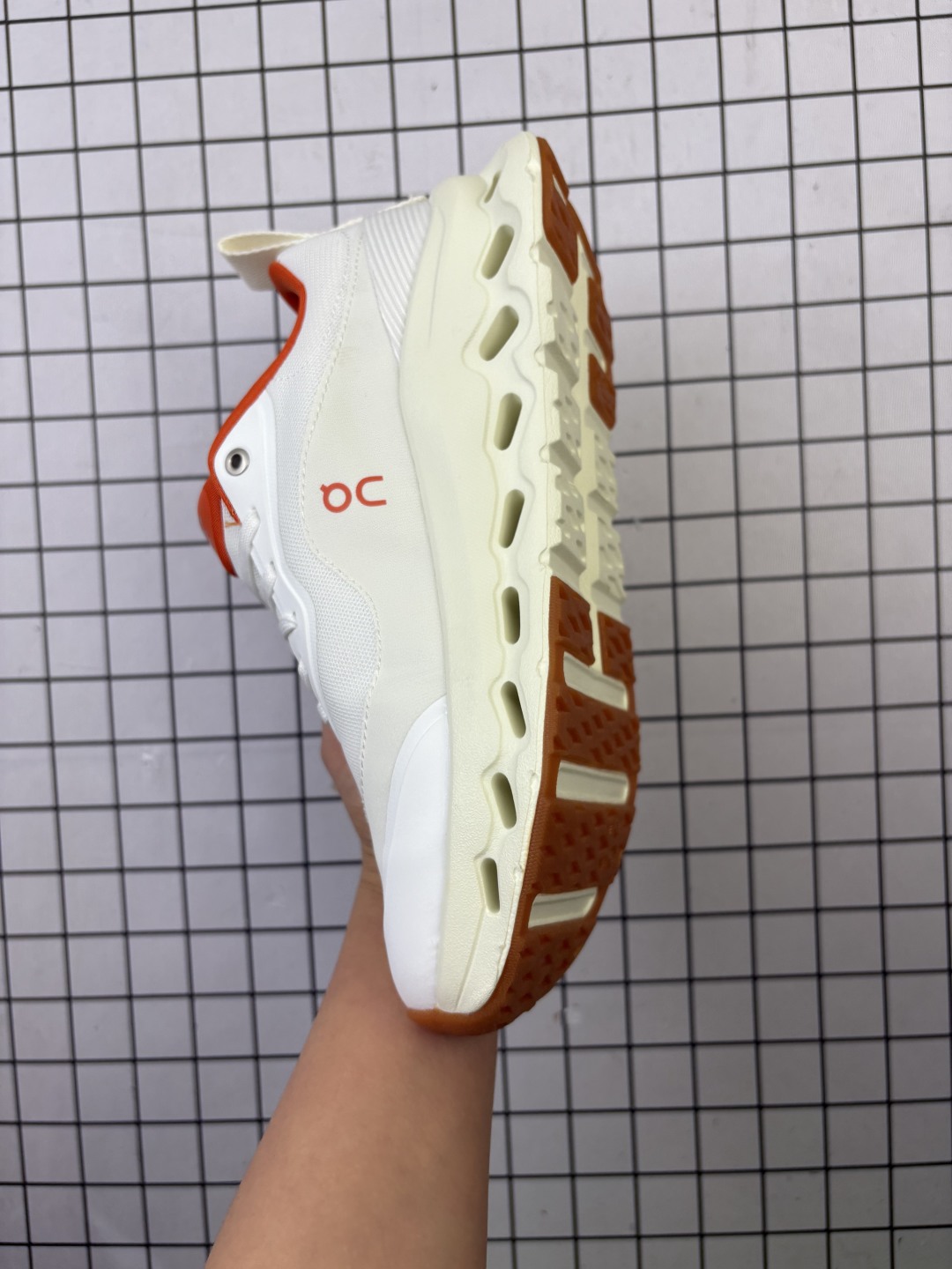 💰120
LOEWE与On昂跑联名运动鞋LOEWE罗意威 X ON昂跑 联名款 秋冬新款 老钱风显贵跑鞋 CLOUDSOLO 圆头抽绳 低帮 生活休闲鞋。Cloudsolo是奢侈品牌LOEWE罗意威与瑞士运动品牌On昂跑(On Running)合作推出的联名运动鞋款,设计基因融合:将LOEWE的西班牙皮革工艺与On昂跑的瑞士人体工学结合,鞋面采用半透明技术网眼材质搭配标志性鹅卵石扣件。缓震科技:后跟搭载单体CloudTec®缓震云模块,中底采用Helion™超p弹泡沫+Speedboard®支撑结构,兼顾轻量与回弹性!
编码688
36-47