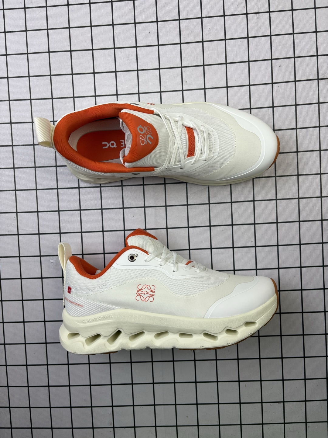 💰120
LOEWE与On昂跑联名运动鞋LOEWE罗意威 X ON昂跑 联名款 秋冬新款 老钱风显贵跑鞋 CLOUDSOLO 圆头抽绳 低帮 生活休闲鞋。Cloudsolo是奢侈品牌LOEWE罗意威与瑞士运动品牌On昂跑(On Running)合作推出的联名运动鞋款,设计基因融合:将LOEWE的西班牙皮革工艺与On昂跑的瑞士人体工学结合,鞋面采用半透明技术网眼材质搭配标志性鹅卵石扣件。缓震科技:后跟搭载单体CloudTec®缓震云模块,中底采用Helion™超p弹泡沫+Speedboard®支撑结构,兼顾轻量与回弹性!
编码688
36-47