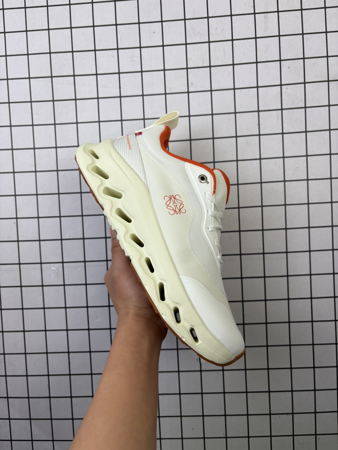 💰120
LOEWE与On昂跑联名运动鞋LOEWE罗意威 X ON昂跑 联名款 秋冬新款 老钱风显贵跑鞋 CLOUDSOLO 圆头抽绳 低帮 生活休闲鞋。‌Cloudsolo是奢侈品牌LOEWE罗意威与瑞士运动品牌On昂跑（On Running）合作推出的联名运动鞋款‌，设计基因融合‌：将LOEWE的西班牙皮革工艺与On昂跑的瑞士人体工学结合，鞋面采用半透明技术网眼材质搭配标志性鹅卵石扣件。‌‌‌缓震科技‌：后跟搭载单体CloudTec®缓震云模块，中底采用Helion™超p弹泡沫+Speedboard®支撑结构，兼顾轻量与回弹性！
编码688
36-47