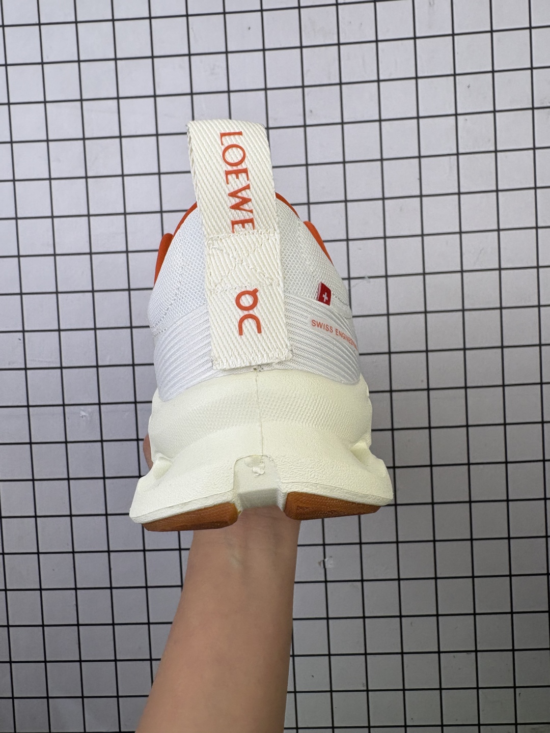 💰120
LOEWE与On昂跑联名运动鞋LOEWE罗意威 X ON昂跑 联名款 秋冬新款 老钱风显贵跑鞋 CLOUDSOLO 圆头抽绳 低帮 生活休闲鞋。Cloudsolo是奢侈品牌LOEWE罗意威与瑞士运动品牌On昂跑(On Running)合作推出的联名运动鞋款,设计基因融合:将LOEWE的西班牙皮革工艺与On昂跑的瑞士人体工学结合,鞋面采用半透明技术网眼材质搭配标志性鹅卵石扣件。缓震科技:后跟搭载单体CloudTec®缓震云模块,中底采用Helion™超p弹泡沫+Speedboard®支撑结构,兼顾轻量与回弹性!
编码688
36-47