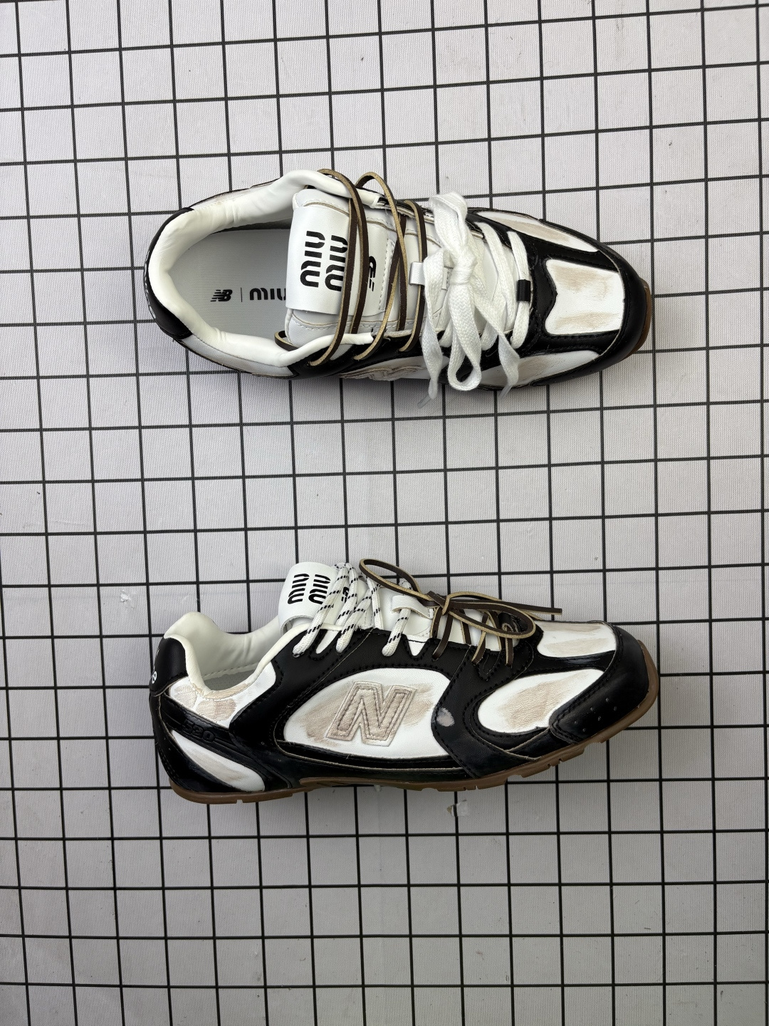 💰180 公司级✅MiuMiu x New Balance 530 SL系列新百伦 缪缪 低帮经典复古休闲运动慢跑鞋 美拉德配色打造全新跨界合作 该运动鞋采用解构和轻盈的设计 带点彷旧日的布料包覆着 New Balance 530的轮廓 刻意磨损 不均匀的皮革色调 让波鞋多了不同的个性 这款联名鞋款配有双鞋带设计 营造出随性系起的感觉 尺码:36 37 37.5 38 38.5 39.5 40 40.5 41.5 42 42.5 43 44 45 编码57