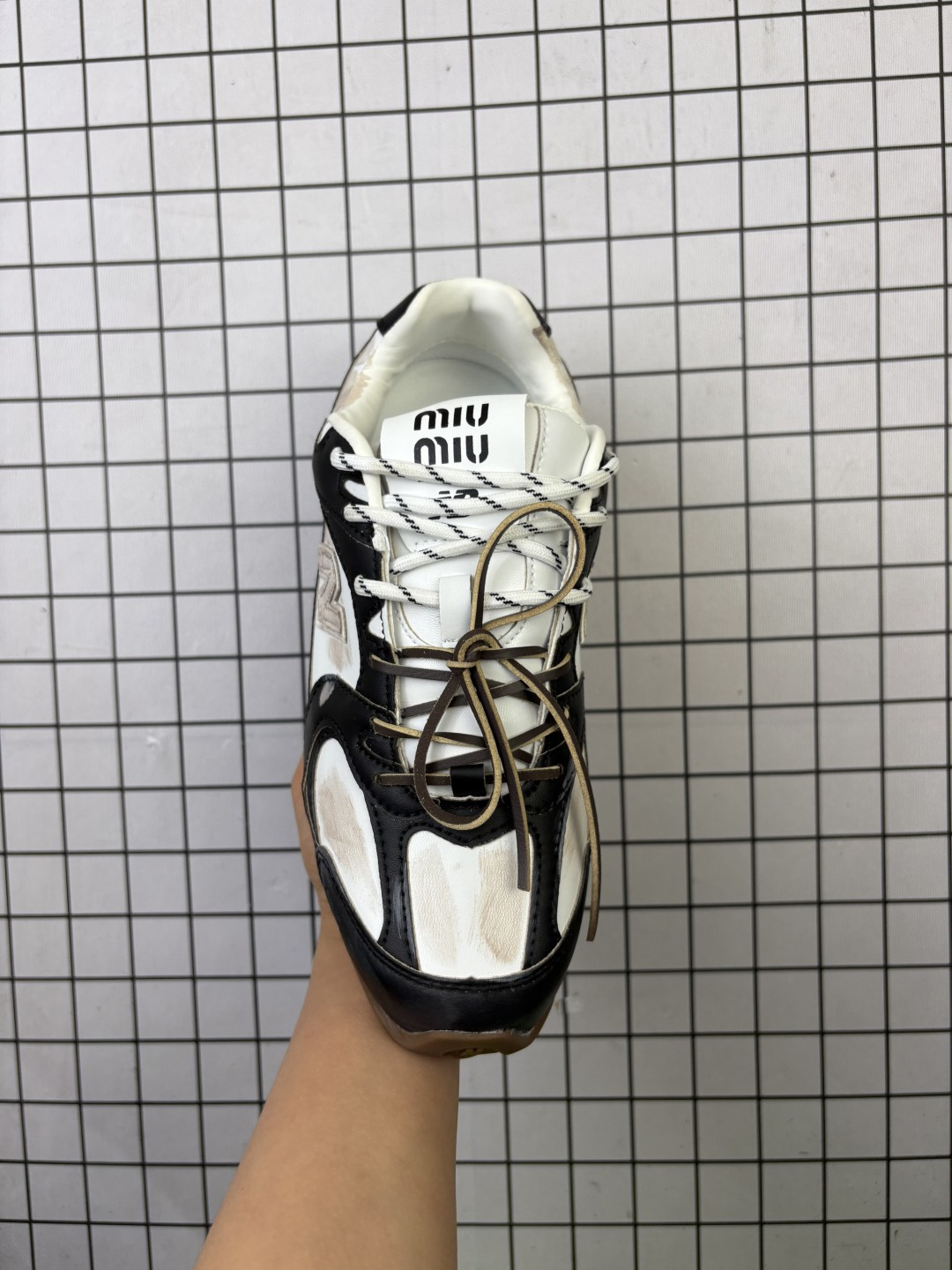 💰180 公司级✅MiuMiu x New Balance 530 SL系列新百伦 缪缪 低帮经典复古休闲运动慢跑鞋 美拉德配色打造全新跨界合作 该运动鞋采用解构和轻盈的设计 带点彷旧日的布料包覆着 New Balance 530的轮廓 刻意磨损 不均匀的皮革色调 让波鞋多了不同的个性 这款联名鞋款配有双鞋带设计 营造出随性系起的感觉 尺码:36 37 37.5 38 38.5 39.5 40 40.5 41.5 42 42.5 43 44 45 编码57