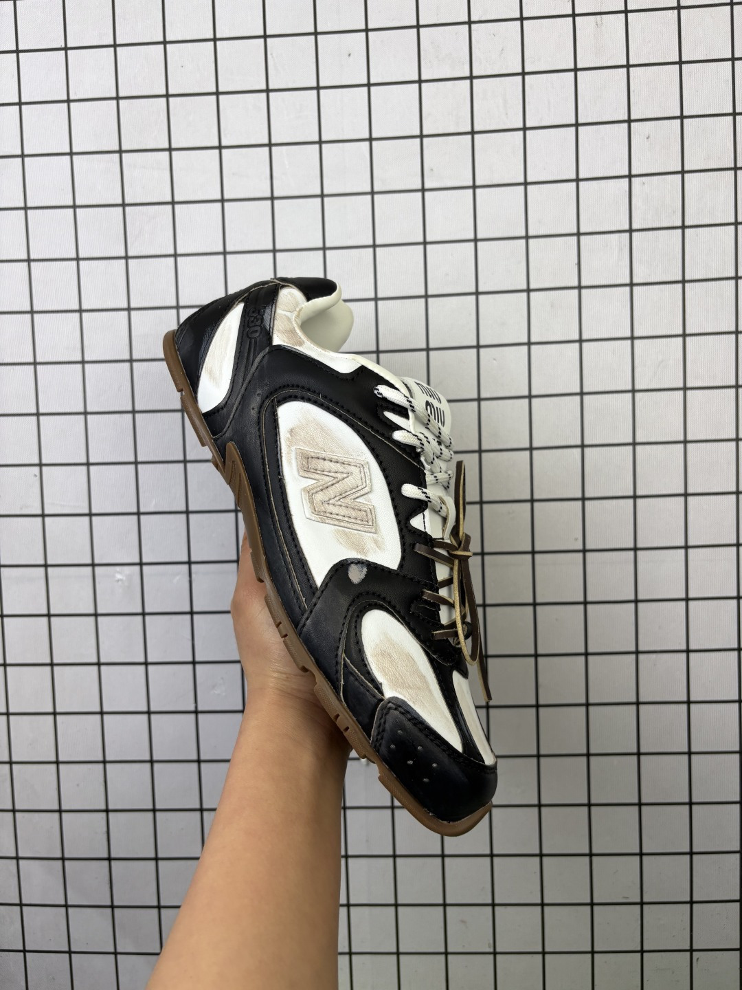 💰180
公司级✅MiuMiu x New Balance 530 SL系列新百伦 缪缪 低帮经典复古休闲运动慢跑鞋
美拉德配色打造全新跨界合作
该运动鞋采用解构和轻盈的设计
带点彷旧日的布料包覆着 New Balance 530的轮廓 刻意磨损 不均匀的皮革色调
让波鞋多了不同的个性 这款联名鞋款配有双鞋带设计 营造出随性系起的感觉
尺码:36 37 37.5 38 38.5 39.5 40 40.5 41.5 42 42.5 43 44 45
编码57