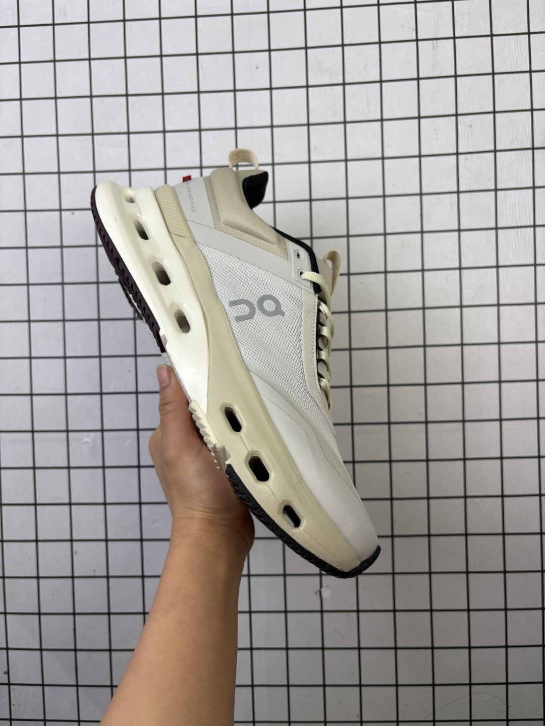 💰140
【新品🔥公司级】ON昂跑 CLOUDNOVA X 时尚百搭防滑耐磨 低帮跑步鞋 男女同款休闲跑步鞋网布鞋面,橡胶鞋底,前系带,X形Speedboard®速度板,增强前足弯曲灵活性与多功能性,Full-length CloudTec ® cushioning for a smoother ride,Dual-density Helion ™ superfoam for comfort and stability 鞋跟处有快速收缩的 Cloud 元素,确保稳定性!cloudnova X的CloudTec®缓震模块真的让每一步都像在释放压力阀,落地时弹性回弹清晰可感,蹬地时又稳稳托住足弓,完全不会飘。颜色温柔但不寡淡,配牛仔裤是慵懒晨跑风,搭阔腿西装裤秒变都市出街主角✨。网面透气到夏天穿它赶早八,脚趾头都在自由伸展,鞋舌轻薄不压脚背,系紧鞋带也不勒痕。最惊喜的是,它不挑场景——健身房深蹲稳如磐石,周末逛展走两万步脚底依然轻快,连临时追公交都能多跳两阶台阶♀️。
尺码: 36-45含半码
编码: 770