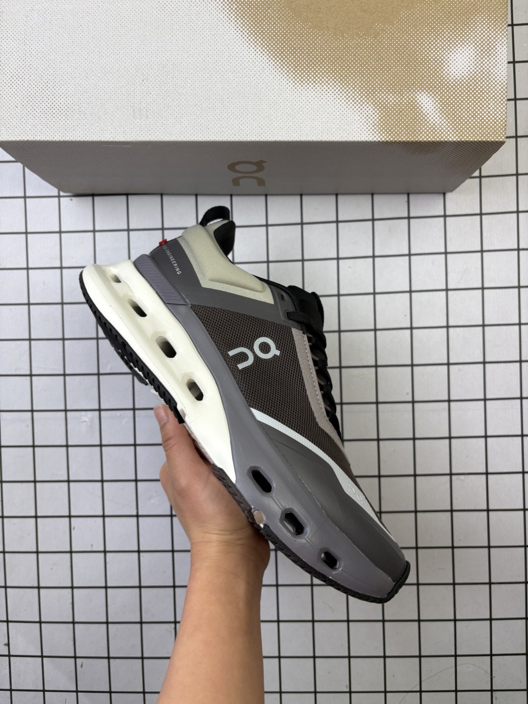 🈴💰140
【新品🔥公司级】ON昂跑 CLOUDNOVA X 时尚百搭防滑耐磨 低帮跑步鞋 男女同款休闲跑步鞋网布鞋面,橡胶鞋底,前系带,X形Speedboard®速度板,增强前足弯曲灵活性与多功能性,Full-length CloudTec ® cushioning for a smoother ride,Dual-density Helion ™ superfoam for comfort and stability 鞋跟处有快速收缩的 Cloud 元素,确保稳定性!cloudnova X的CloudTec®缓震模块真的让每一步都像在释放压力阀,落地时弹性回弹清晰可感,蹬地时又稳稳托住足弓,完全不会飘。颜色温柔但不寡淡,配牛仔裤是慵懒晨跑风,搭阔腿西装裤秒变都市出街主角✨。网面透气到夏天穿它赶早八,脚趾头都在自由伸展,鞋舌轻薄不压脚背,系紧鞋带也不勒痕。最惊喜的是,它不挑场景——健身房深蹲稳如磐石,周末逛展走两万步脚底依然轻快,连临时追公交都能多跳两阶台阶♀️。
尺码: 36-45含半码
编码: 770