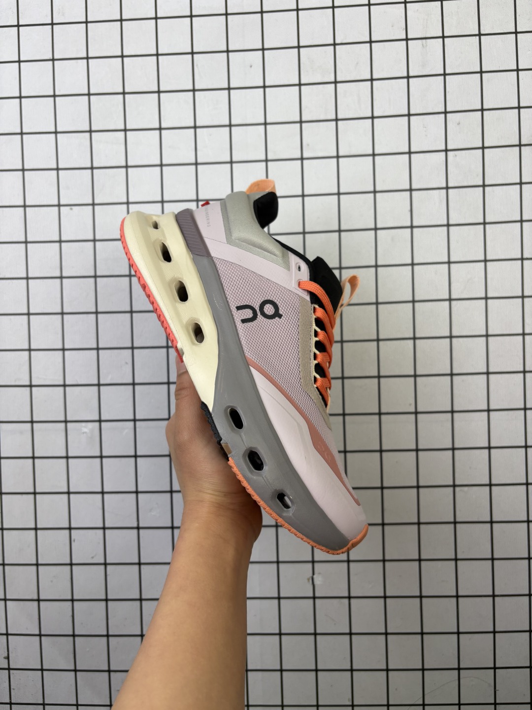 💰140
【新品🔥公司级】ON昂跑 CLOUDNOVA X 时尚百搭防滑耐磨 低帮跑步鞋 男女同款休闲跑步鞋网布鞋面,橡胶鞋底,前系带,X形Speedboard®速度板,增强前足弯曲灵活性与多功能性,Full-length CloudTec ® cushioning for a smoother ride,Dual-density Helion ™ superfoam for comfort and stability 鞋跟处有快速收缩的 Cloud 元素,确保稳定性!cloudnova X的CloudTec®缓震模块真的让每一步都像在释放压力阀,落地时弹性回弹清晰可感,蹬地时又稳稳托住足弓,完全不会飘。颜色温柔但不寡淡,配牛仔裤是慵懒晨跑风,搭阔腿西装裤秒变都市出街主角✨。网面透气到夏天穿它赶早八,脚趾头都在自由伸展,鞋舌轻薄不压脚背,系紧鞋带也不勒痕。最惊喜的是,它不挑场景——健身房深蹲稳如磐石,周末逛展走两万步脚底依然轻快,连临时追公交都能多跳两阶台阶♀️。
尺码: 36-40
编码: 770