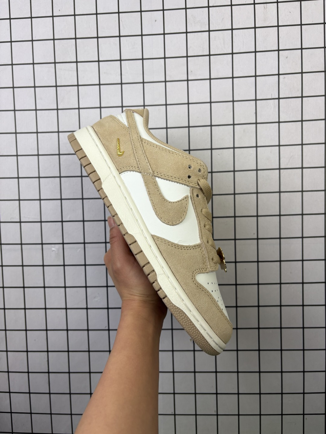 耐克Nike Dunk Low 板鞋SB系列经典百搭休闲运动板鞋加厚鞋舌的填充,使舒适性大大提升,同时也更方便穿脱中底部分则加入了脚感柔软舒适ZoomAir气垫,有效吸收滑板等极限运动在落地时带来的冲击力,为街头运动者们提供更好的保护IO4244 编码707