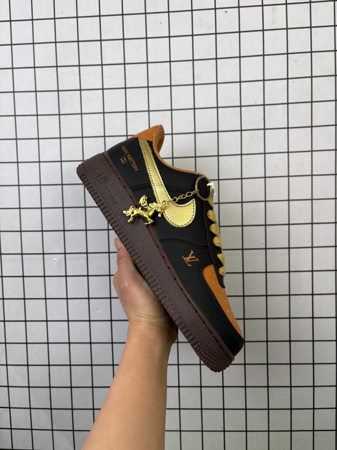 💰220
海外限量发售！公司级NIke Air Force 1 ‘07 Low “Supreme联名——经典黑满天星”空军一号 低帮 运动鞋 休闲鞋 折边针车 工艺难度大 原楦头原纸板 原装鞋盒 定制五金配件 内置全掌气垫 原厂鞋底 
货号：FV3694
Size：36 36.5 37.5 38 38.5 39 40 40.5 41 42 42.5 43 44 44.5 45
编码719