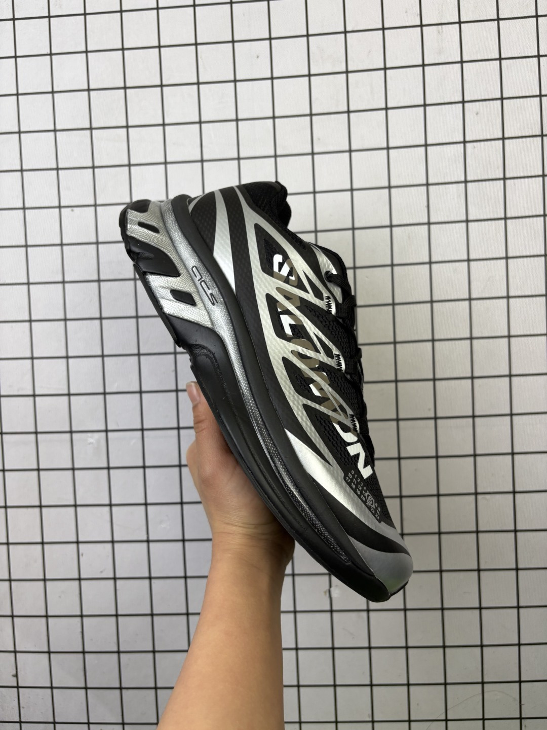 💰220
Salomon XT- MM6萨洛蒙户外越野跑鞋 
#鞋面采用SENSIFIT贴合技术 全方位贴合包裹脚型 鞋跟部鞋底牵引设计 提供强大的抓地性能 更适应野外崎岖不平的道路 其3D ADVANCED CHASSIS底盘 材料轻量大化 钉齿设计更具稳定性、防护性 鞋底易磨损区运用CONTAGRIP高耐磨材料 应对城市硬质路面长距离跑考验
货号：491070
尺码36-45
编码698