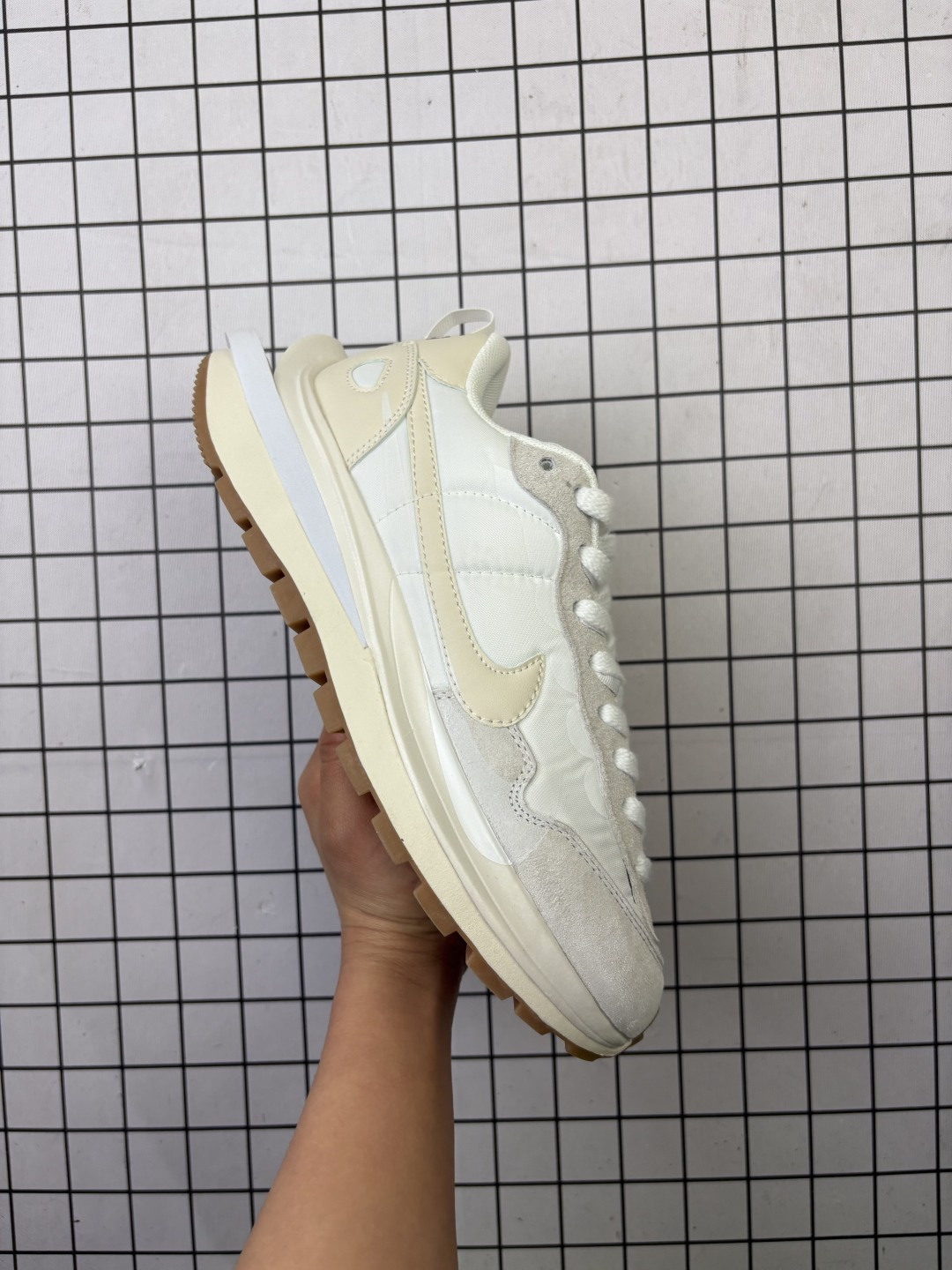 💰125   
耐克 Sacai X NIKe vaporWaffle 3.0 华夫三代 3.0走秀重磅联名款运动鞋，男女鞋真标半码制，升级正确5层组合鞋底型，东莞百宏织唛双鞋舌标，正确数据印转工艺,钩子的边缘描漆整齐，独立私模正确五层分离大底,中底嵌入超轻发泡EVA缓震材质及V型TPU稳固支持架，外置超国标RB橡胶外底❗时尚穿搭增高利器❗联名日式解构美学小众时装品牌Sacai x Nike VaporWaffle 3.0"Red Neptune Green"系列改良马拉松变形/解构前卫设计五层底休闲运动慢跑鞋。鞋款由Pegasus与VaporFly两款鞋型的设计元素共同构建，鞋身熟悉的解构手法、重叠Swoosh、双重鞋舌、鞋带以及后跟SACAI字体都悉数保留，最大亮点在于，本次鞋底变本加厉，层数更多!简直和巴黎世家的TripleS有一拼，增高效果妥妥的。
货号：DD1875-701
编码大Y
36-46