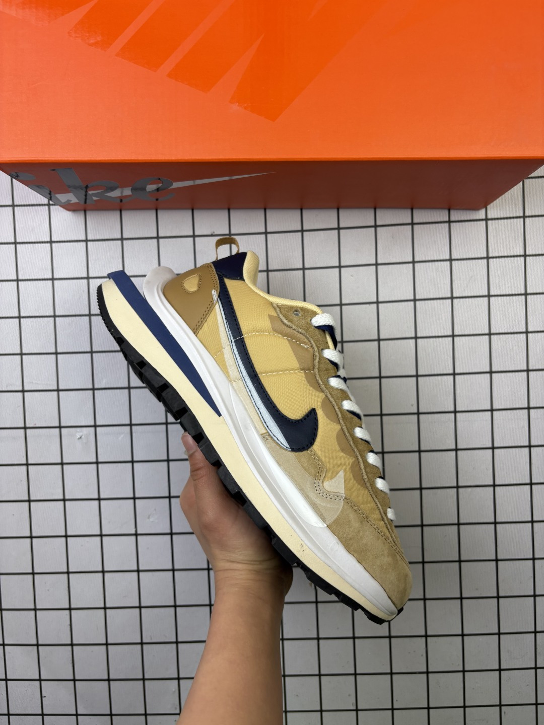 🈴💰125   
耐克 Sacai X NIKe vaporWaffle 3.0 华夫三代 3.0走秀重磅联名款运动鞋，男女鞋真标半码制，升级正确5层组合鞋底型，东莞百宏织唛双鞋舌标，正确数据印转工艺,钩子的边缘描漆整齐，独立私模正确五层分离大底,中底嵌入超轻发泡EVA缓震材质及V型TPU稳固支持架，外置超国标RB橡胶外底❗时尚穿搭增高利器❗联名日式解构美学小众时装品牌Sacai x Nike VaporWaffle 3.0"Red Neptune Green"系列改良马拉松变形/解构前卫设计五层底休闲运动慢跑鞋。鞋款由Pegasus与VaporFly两款鞋型的设计元素共同构建，鞋身熟悉的解构手法、重叠Swoosh、双重鞋舌、鞋带以及后跟SACAI字体都悉数保留，最大亮点在于，本次鞋底变本加厉，层数更多!简直和巴黎世家的TripleS有一拼，增高效果妥妥的。
货号：DD1875-701
编码大Y
36-46
