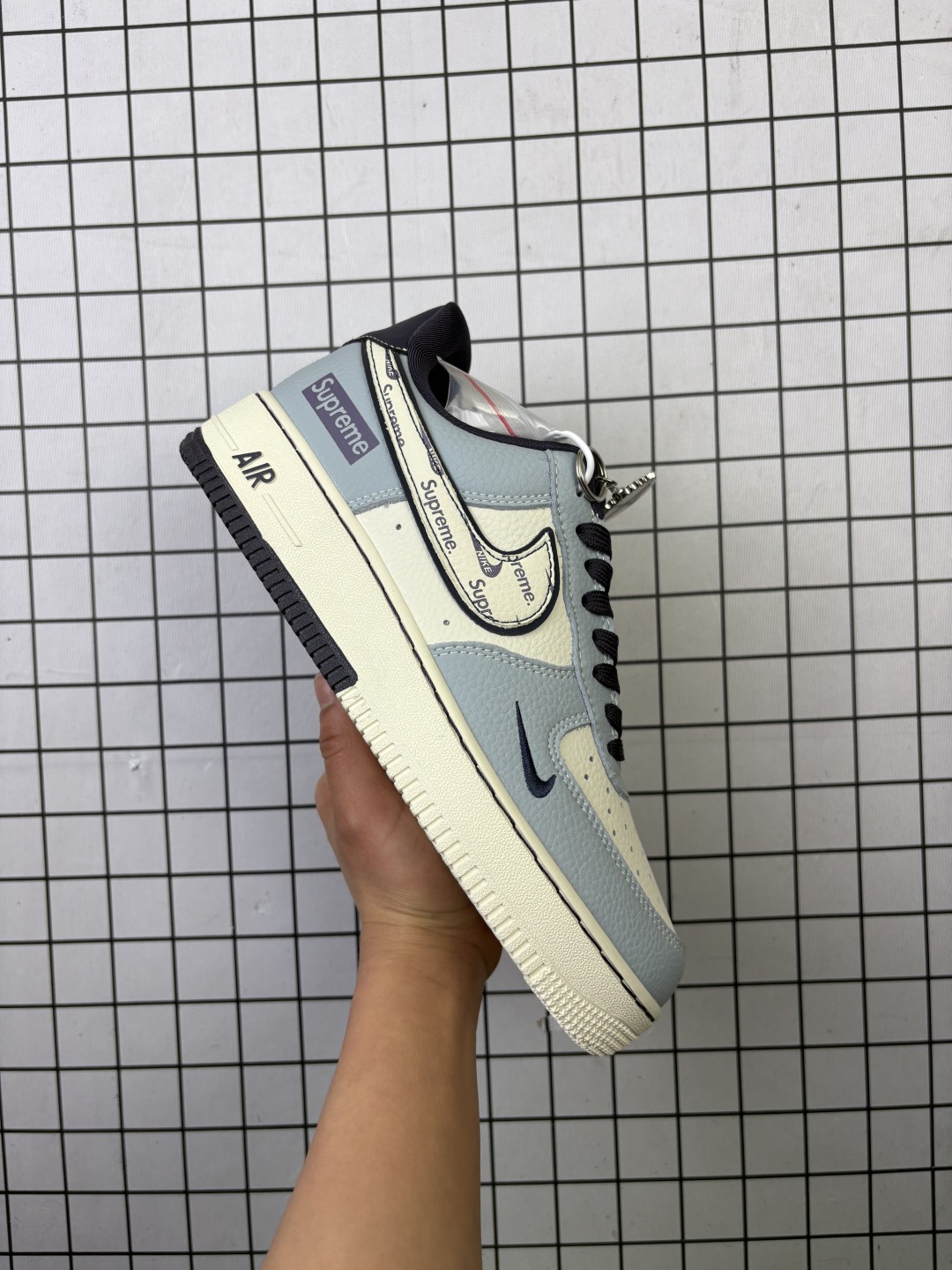 💰230
Nike Air Force 1'07 Low 雾霾蓝 空军一号低帮休闲板鞋 DD1928-308
#定制皮料 原厂3D打印 定制鞋盒 原楦原纸板 纯正空军版型 内置全掌气垫
尺码:36 36.5 37.5 38 38.5 39 40 40.5 41 42 42.5 43 44 44.5 45