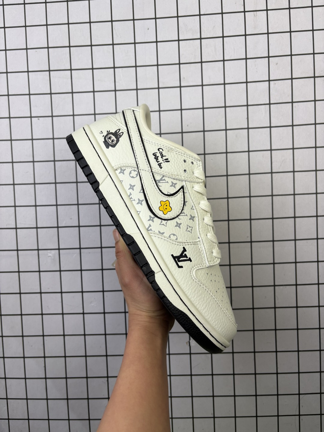 🈴💰150
Nike/耐克 男女鞋真标半码制，全新更新数据窄楦翘头版型，采用荔枝纹牛剖革组合提花牛仔帆布鞋面材质，大厂水平严控清洁度，缜密拉帮中底布，鞋垫嵌EVA缓震物料及背胶，全新窄版翘头耐磨橡胶大底❗️创意定制配色, Nike SB Dunk Low"LABUBU"扣篮系列低帮休闲运动滑板板鞋“米白棕拉布布涂鸦 SC0601-456

类型：男女鞋
码数：36 36.5 37.5 38 38.5 39 40 40.5 41 42 42.5 43 44 45
编码：老男H