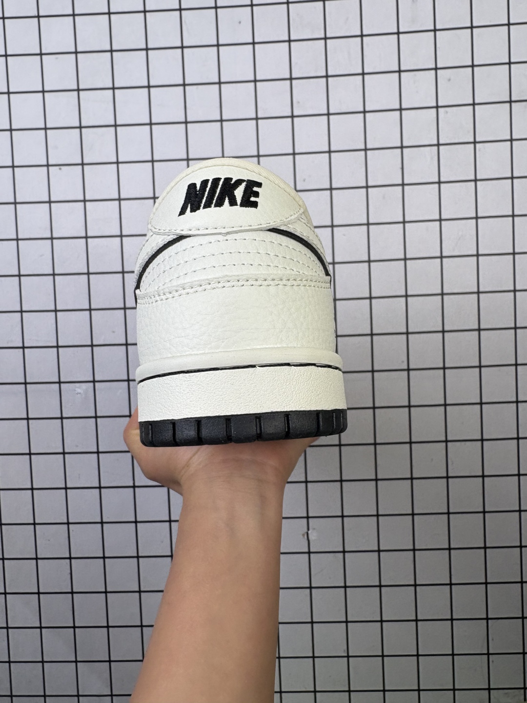 💰150
Nike/耐克 男女鞋真标半码制,全新更新数据窄楦翘头版型,采用荔枝纹牛剖革组合提花牛仔帆布鞋面材质,大厂水平严控清洁度,缜密拉帮中底布,鞋垫嵌EVA缓震物料及背胶,全新窄版翘头耐磨橡胶大底❗️创意定制配色, Nike SB Dunk Low"LABUBU"扣篮系列低帮休闲运动滑板板鞋“米白棕拉布布涂鸦 SC0601-456
类型:男女鞋
码数:36 36.5 37.5 38 38.5 39 40 40.5 41 42 42.5 43 44 45
编码:老男H