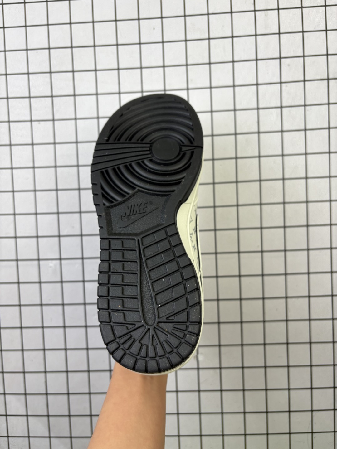 💰150
Nike/耐克 男女鞋真标半码制,全新更新数据窄楦翘头版型,采用荔枝纹牛剖革组合提花牛仔帆布鞋面材质,大厂水平严控清洁度,缜密拉帮中底布,鞋垫嵌EVA缓震物料及背胶,全新窄版翘头耐磨橡胶大底❗️创意定制配色, Nike SB Dunk Low"LABUBU"扣篮系列低帮休闲运动滑板板鞋“米白棕拉布布涂鸦 SC0601-456
类型:男女鞋
码数:36 36.5 37.5 38 38.5 39 40 40.5 41 42 42.5 43 44 45
编码:老男H