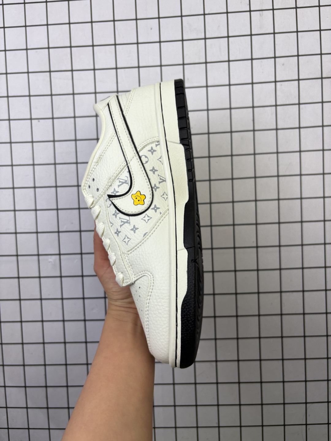 💰150
Nike/耐克 男女鞋真标半码制,全新更新数据窄楦翘头版型,采用荔枝纹牛剖革组合提花牛仔帆布鞋面材质,大厂水平严控清洁度,缜密拉帮中底布,鞋垫嵌EVA缓震物料及背胶,全新窄版翘头耐磨橡胶大底❗️创意定制配色, Nike SB Dunk Low"LABUBU"扣篮系列低帮休闲运动滑板板鞋“米白棕拉布布涂鸦 SC0601-456
类型:男女鞋
码数:36 36.5 37.5 38 38.5 39 40 40.5 41 42 42.5 43 44 45
编码:老男H