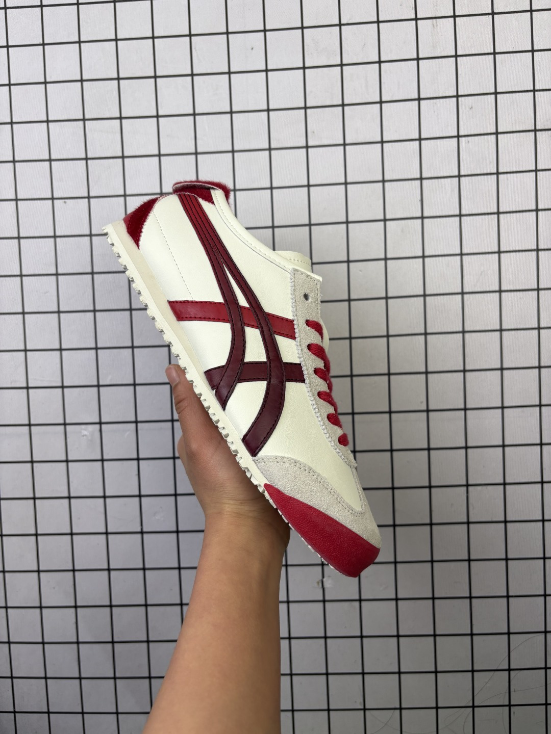 公司级:Onitsuka Tiger鬼塚虎 MEXICO 舒适时尚百搭经典 支撑 低帮 生活休闲鞋男女同款 MEXICO66以1961年的练习鞋为原型,并与1966年研发出的鞋面Onitsuka Tiger Stripes设计结合鞋头补强,后跟的”X“字补强及后跟边设计都是其特色薄底,细身是代表Onitsuka Tiger的标准鞋款 货号:1183C600-100 半 编码771
