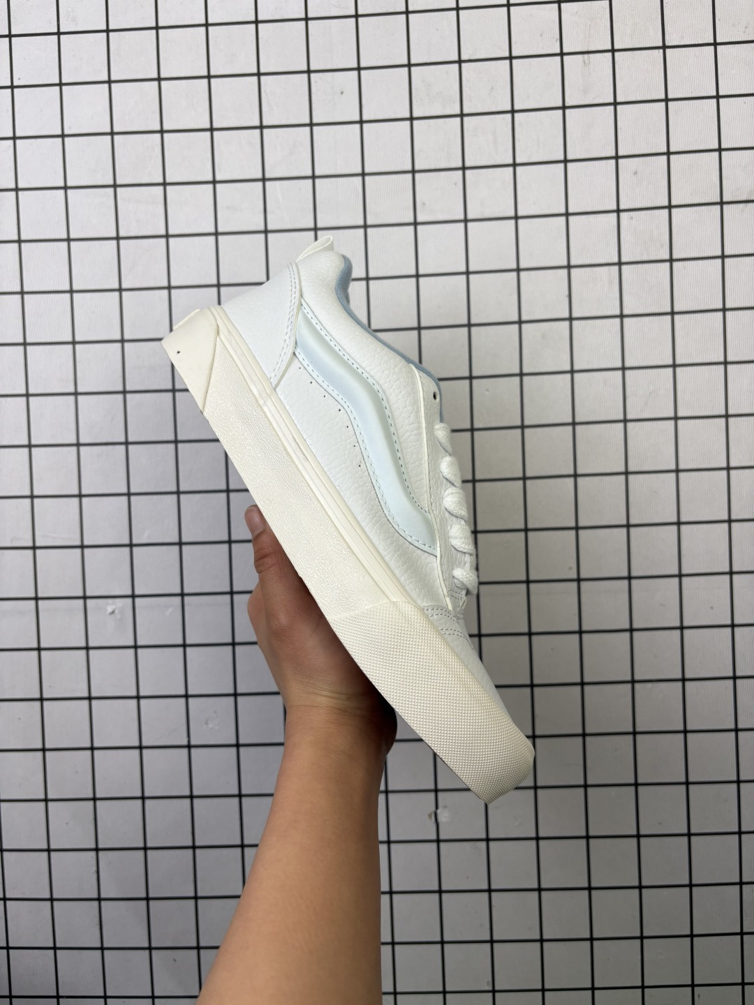 💰100 
万斯Vans Knu Skool 百搭休闲防滑减震低帮 板鞋男女同款vans 面包浅蓝白皮
颜色：vans 面包浅蓝白皮
货号：VN0009QCDSB
尺码：35 36 36.5 37 38 38.5 39 40 40.5 41 42 42.5 43 44
编码648