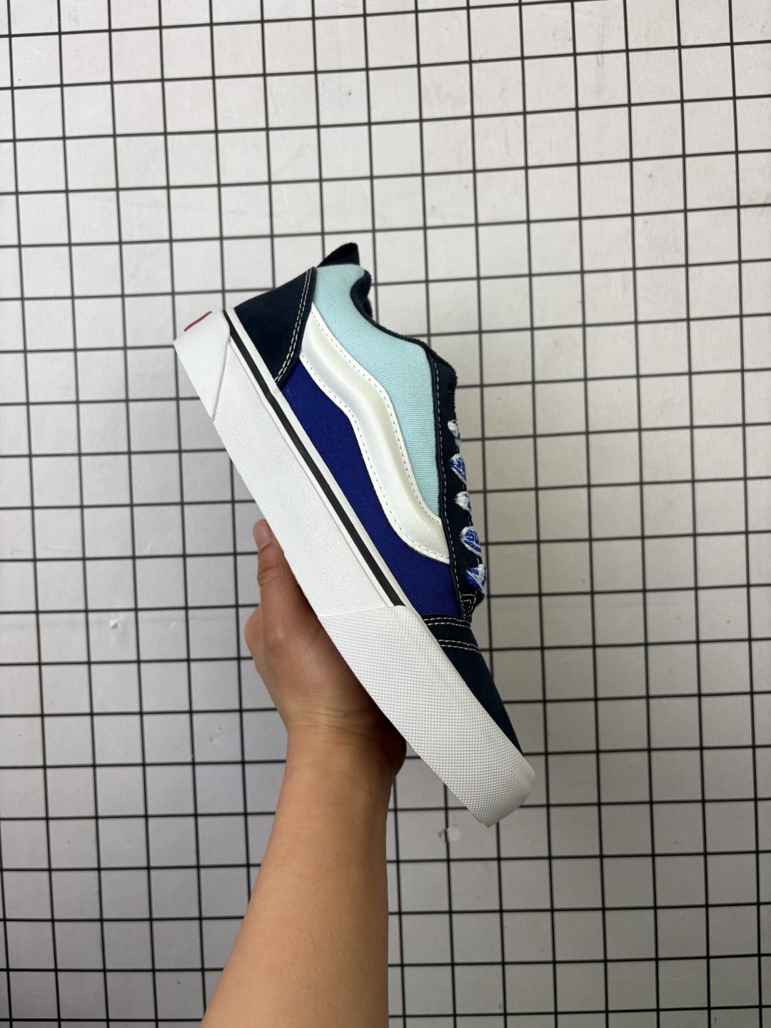 💰90 
新款万斯Vans Knu Skool 防滑减震低帮板鞋男女同款 蓝白
颜色：vans面包蓝白条
货号：VN0009QCY6Z
尺码：35 36  36.5 37 38 38.5 39 40 40.5 41 42 42.5 43 44
编码648