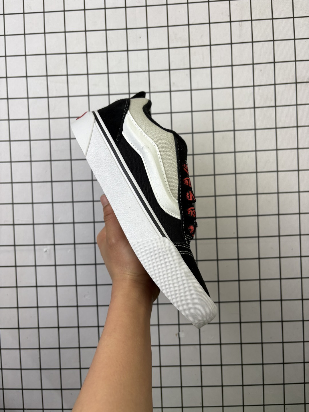 💰90 
新款万斯Vans Knu Skool 防滑减震低帮板鞋男女同款 蓝白
颜色：vans面包蓝白条
货号：VN0009QCY6Z
尺码：35 36  36.5 37 38 38.5 39 40 40.5 41 42 42.5 43 44
编码648