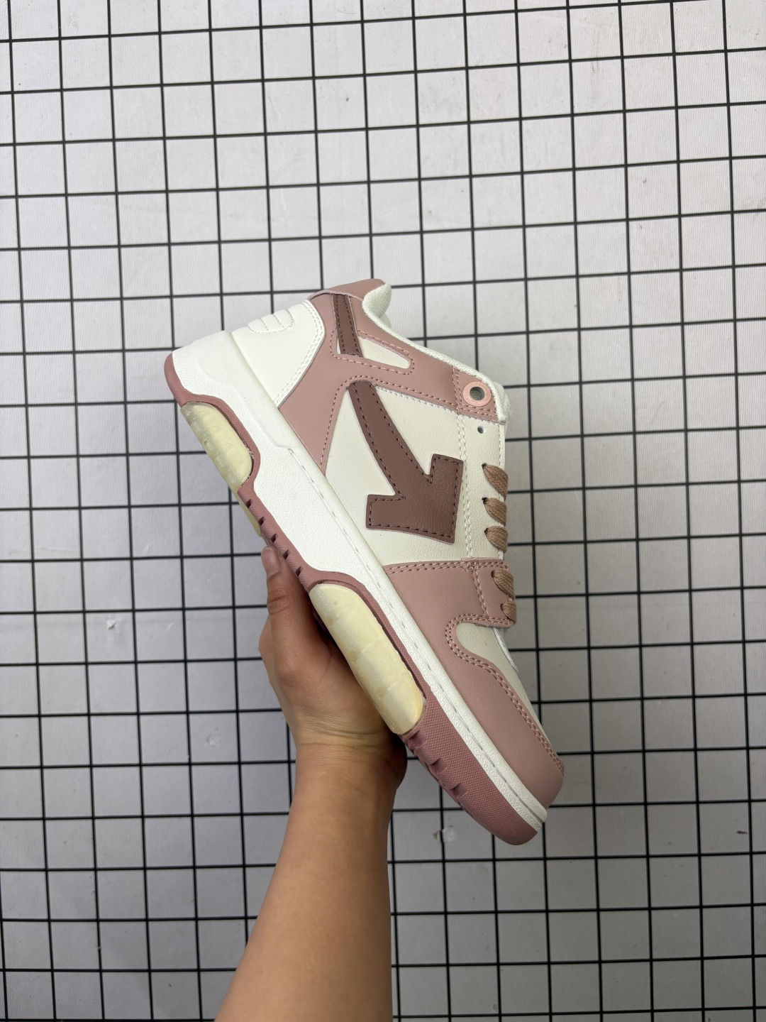 🈴💰130
独家实拍✨OFF-WHITE Out Of Office 低帮系带时尚板鞋 厚底增高小白鞋 街头运动元素 双色设计 标志性Arrows图案标志性ZipTie束线带吊牌鞋舌有 logo贴花 鞋垫饰有标志鞋后跟饰有品牌标志 圆头正面系带 耐磨橡胶大底 

尺码:  36-45
编码: 旭