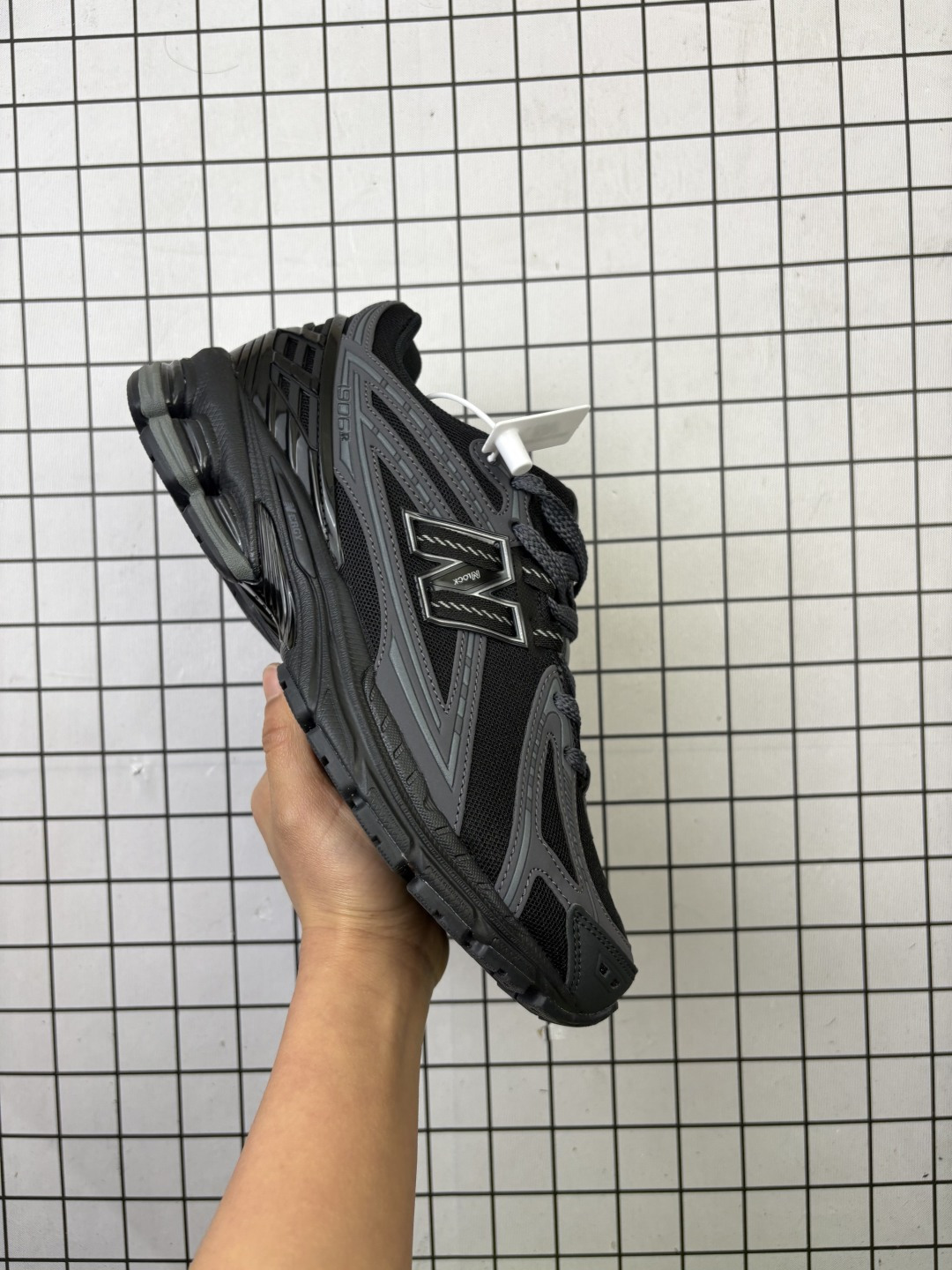 💰160
新百伦 New Balance M1906系列 复古运动鞋单品宝藏老爹鞋 货号：M1906RER
作为NB最经典的档案鞋型之一，与2002一样，1906有着NB最成熟的技术加持和复古款式，而本次推出的版本参照2002r的定位，相信会在性价两端做出权衡。单从造型上来看，依旧是vibe风格，味道很正，细节也很酷，这双1906r无疑必能打入复古跑鞋爱好者的年度鞋款名录。

码数：36 37 37.5 38 38.5 39.5 40 40.5 41.5 42 42.5 43 44 45 46.5
编码719