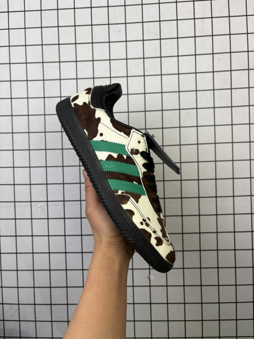 阿迪达斯Addis Original Samba OG 复古单品复古桑巴板鞋 这款桑巴鞋展示了高质量的工艺 带有装饰的超锁缝制和无缝的手感 柔软、柔软的皮革造型和标志性的3条纹完成了精致的外观 正规合身鞋带 鞋面上有绒面鞋垫 橡胶鞋底 享受正畸套筒软感 自50年代首次亮相以来就一直在赢得粉丝的青睐 2⁄3 371⁄3 38 382⁄3 391⁄3 40 402⁄3 411⁄3 42 422⁄3 431⁄3 44 45 货号:JS3930 编码688