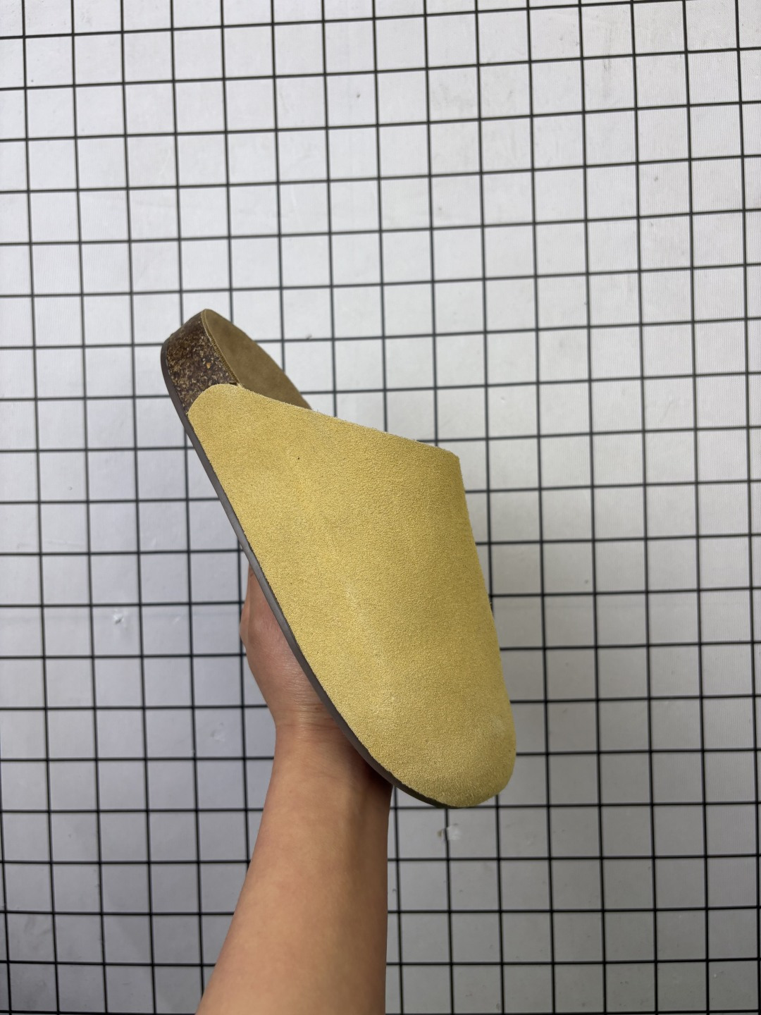 【新品🔥】阿迪达斯 adidasADIMULE舒适休闲拖鞋 穆勒鞋男女新款阿迪达斯官方三叶草 adidas Originals Adimule 拖鞋:复古舒适,百搭之选,包头拖鞋,它是时尚与舒适的结晶,让我一上脚就爱上!这款 Adimule 拖鞋的棕色很有复古感,能轻松拿捏各种风格.它的设计基于经典木底鞋轮廓,圆润的包头造型搭配简约的鞋面线条,尽显优雅气质.翻毛皮材质的鞋面,手感柔软细腻,摸起来那叫一个舒服,轻松提升整体造型档次,无论是搭配休闲裤还是牛仔裤,都能轻松驾驭.软木鞋床是这款拖鞋的一大亮点,它能根据脚步形态塑造出贴合脚型的支撑,就像踩在云朵上一样,给予双脚全方位的承托,长时间穿着也不会累.内衬采用舒适材质,亲肤透气,让双脚在鞋内自由呼吸,即使在炎热的夏日,也能保持干爽.橡胶外底自带防滑条纹,抓地力强,不管是走在光滑的瓷砖还是湿滑的地面,都能稳稳当当. 货号: JS0705 编码: 704