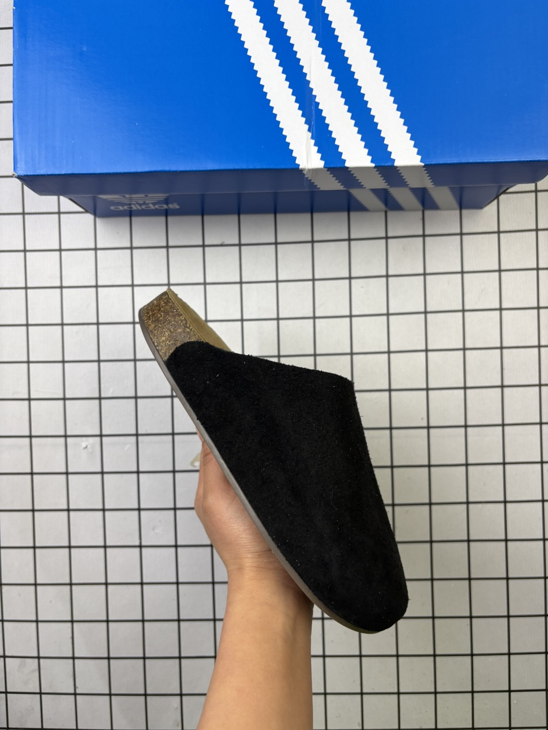 【新品🔥】阿迪达斯 adidasADIMULE舒适休闲拖鞋 穆勒鞋男女新款阿迪达斯官方三叶草 adidas Originals Adimule 拖鞋:复古舒适,百搭之选,包头拖鞋,它是时尚与舒适的结晶,让我一上脚就爱上!这款 Adimule 拖鞋的棕色很有复古感,能轻松拿捏各种风格.它的设计基于经典木底鞋轮廓,圆润的包头造型搭配简约的鞋面线条,尽显优雅气质.翻毛皮材质的鞋面,手感柔软细腻,摸起来那叫一个舒服,轻松提升整体造型档次,无论是搭配休闲裤还是牛仔裤,都能轻松驾驭.软木鞋床是这款拖鞋的一大亮点,它能根据脚步形态塑造出贴合脚型的支撑,就像踩在云朵上一样,给予双脚全方位的承托,长时间穿着也不会累.内衬采用舒适材质,亲肤透气,让双脚在鞋内自由呼吸,即使在炎热的夏日,也能保持干爽.橡胶外底自带防滑条纹,抓地力强,不管是走在光滑的瓷砖还是湿滑的地面,都能稳稳当当. 货号: JS0705 编码: 704