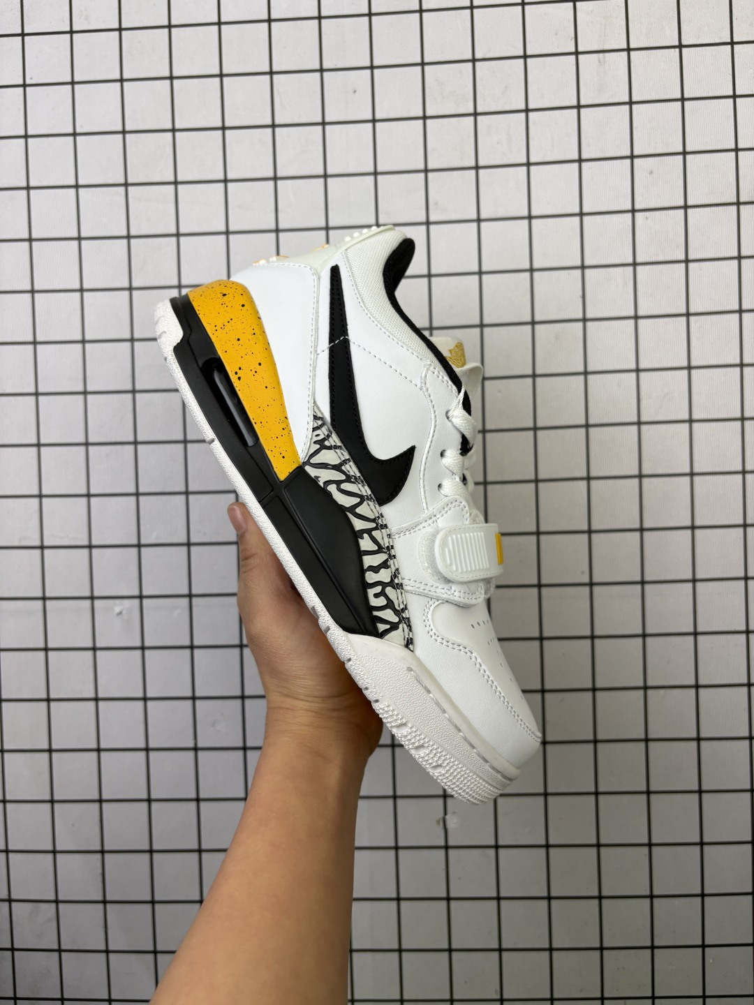 公司级 Air Jordan Legacy 312 Low 原厂私磨 原厂纸板 原厂盒装 完美走线 进口头层皮 致力打造精致. 乔丹篮球鞋系列 号称 “最强三合一” 的 Jordan Legacy 312,自然有着杂交结合的设计,它的名字就展现出它所包含的鞋款元素,312 分别对应了 Air Jordan 3、Air Jordan 1 和 Air Trainer 2,将这三双经典又有不俗人气的鞋款融合,“最强三合一” 的名称由此得来! 货号:CD7069-137 编码:698