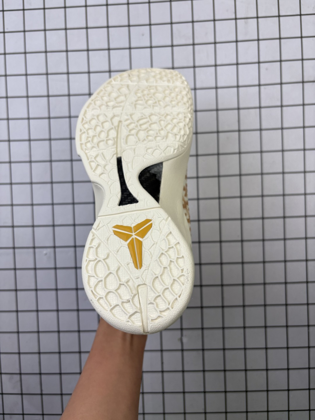 💰330
耐克/Nike 科比6代马年限定款篮球鞋
科比6代马年限量款鞋是耐克为庆祝中国农历马年特别推出的纪念版本，以科比·布莱恩特第六代签名战靴为基础设计。鞋身采用中国传统红色与金色搭配，融入马年元素如生肖图腾、祥云纹样等细节，鞋舌或后跟常带有专属"马"字标识。该鞋款兼具高性能篮球科技与文化收藏价值，全球限量发售，深受球鞋爱好者与科比粉丝追捧，成为运动鞋文化与生肖主题跨界结合的经典之作。
配色：白黑红
货号：CW2190-023
可选尺码：38、38.5、39、40、40.5、41、42、42.5、43、44、44.5、45、46
编吗啊D