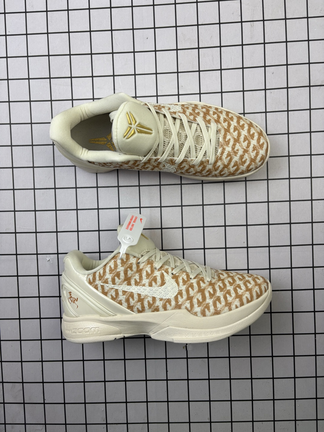 💰330
耐克/Nike 科比6代马年限定款篮球鞋
科比6代马年限量款鞋是耐克为庆祝中国农历马年特别推出的纪念版本，以科比·布莱恩特第六代签名战靴为基础设计。鞋身采用中国传统红色与金色搭配，融入马年元素如生肖图腾、祥云纹样等细节，鞋舌或后跟常带有专属"马"字标识。该鞋款兼具高性能篮球科技与文化收藏价值，全球限量发售，深受球鞋爱好者与科比粉丝追捧，成为运动鞋文化与生肖主题跨界结合的经典之作。
配色：白黑红
货号：CW2190-023
可选尺码：38、38.5、39、40、40.5、41、42、42.5、43、44、44.5、45、46
编吗啊D