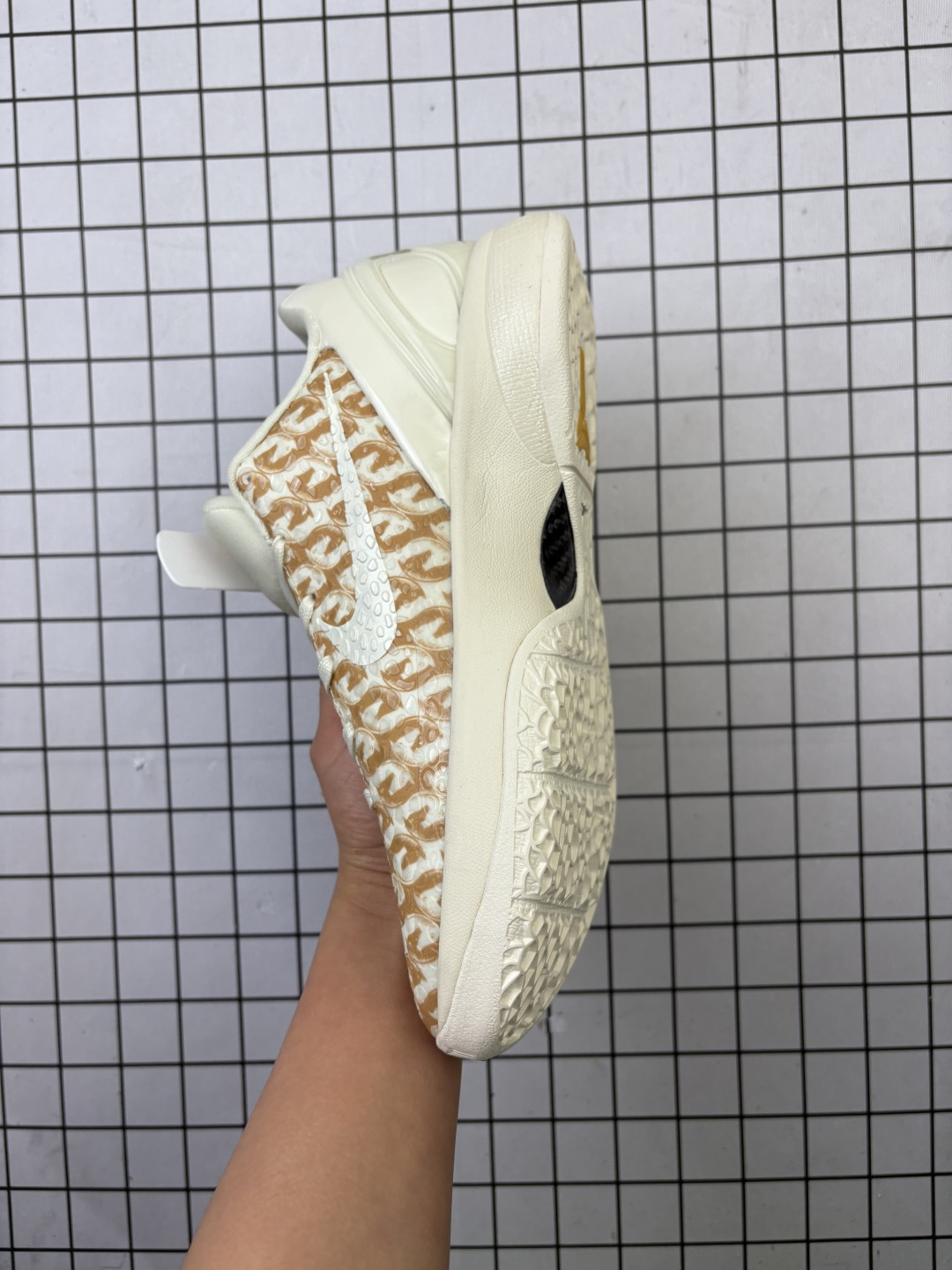 💰330
耐克/Nike 科比6代马年限定款篮球鞋
科比6代马年限量款鞋是耐克为庆祝中国农历马年特别推出的纪念版本，以科比·布莱恩特第六代签名战靴为基础设计。鞋身采用中国传统红色与金色搭配，融入马年元素如生肖图腾、祥云纹样等细节，鞋舌或后跟常带有专属"马"字标识。该鞋款兼具高性能篮球科技与文化收藏价值，全球限量发售，深受球鞋爱好者与科比粉丝追捧，成为运动鞋文化与生肖主题跨界结合的经典之作。
配色：白黑红
货号：CW2190-023
可选尺码：38、38.5、39、40、40.5、41、42、42.5、43、44、44.5、45、46
编吗啊D