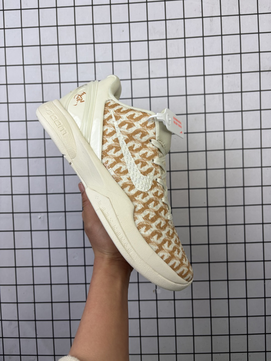 💰330
耐克/Nike 科比6代马年限定款篮球鞋
科比6代马年限量款鞋是耐克为庆祝中国农历马年特别推出的纪念版本，以科比·布莱恩特第六代签名战靴为基础设计。鞋身采用中国传统红色与金色搭配，融入马年元素如生肖图腾、祥云纹样等细节，鞋舌或后跟常带有专属"马"字标识。该鞋款兼具高性能篮球科技与文化收藏价值，全球限量发售，深受球鞋爱好者与科比粉丝追捧，成为运动鞋文化与生肖主题跨界结合的经典之作。
配色：白黑红
货号：CW2190-023
可选尺码：38、38.5、39、40、40.5、41、42、42.5、43、44、44.5、45、46
编吗啊D