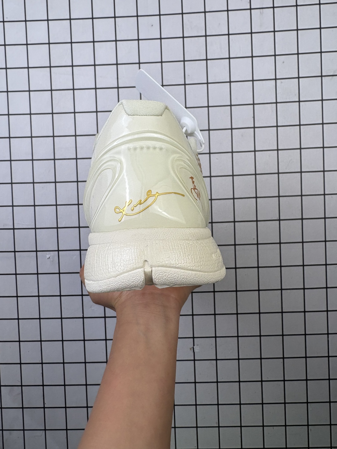 💰330
耐克/Nike 科比6代马年限定款篮球鞋
科比6代马年限量款鞋是耐克为庆祝中国农历马年特别推出的纪念版本，以科比·布莱恩特第六代签名战靴为基础设计。鞋身采用中国传统红色与金色搭配，融入马年元素如生肖图腾、祥云纹样等细节，鞋舌或后跟常带有专属"马"字标识。该鞋款兼具高性能篮球科技与文化收藏价值，全球限量发售，深受球鞋爱好者与科比粉丝追捧，成为运动鞋文化与生肖主题跨界结合的经典之作。
配色：白黑红
货号：CW2190-023
可选尺码：38、38.5、39、40、40.5、41、42、42.5、43、44、44.5、45、46
编吗啊D