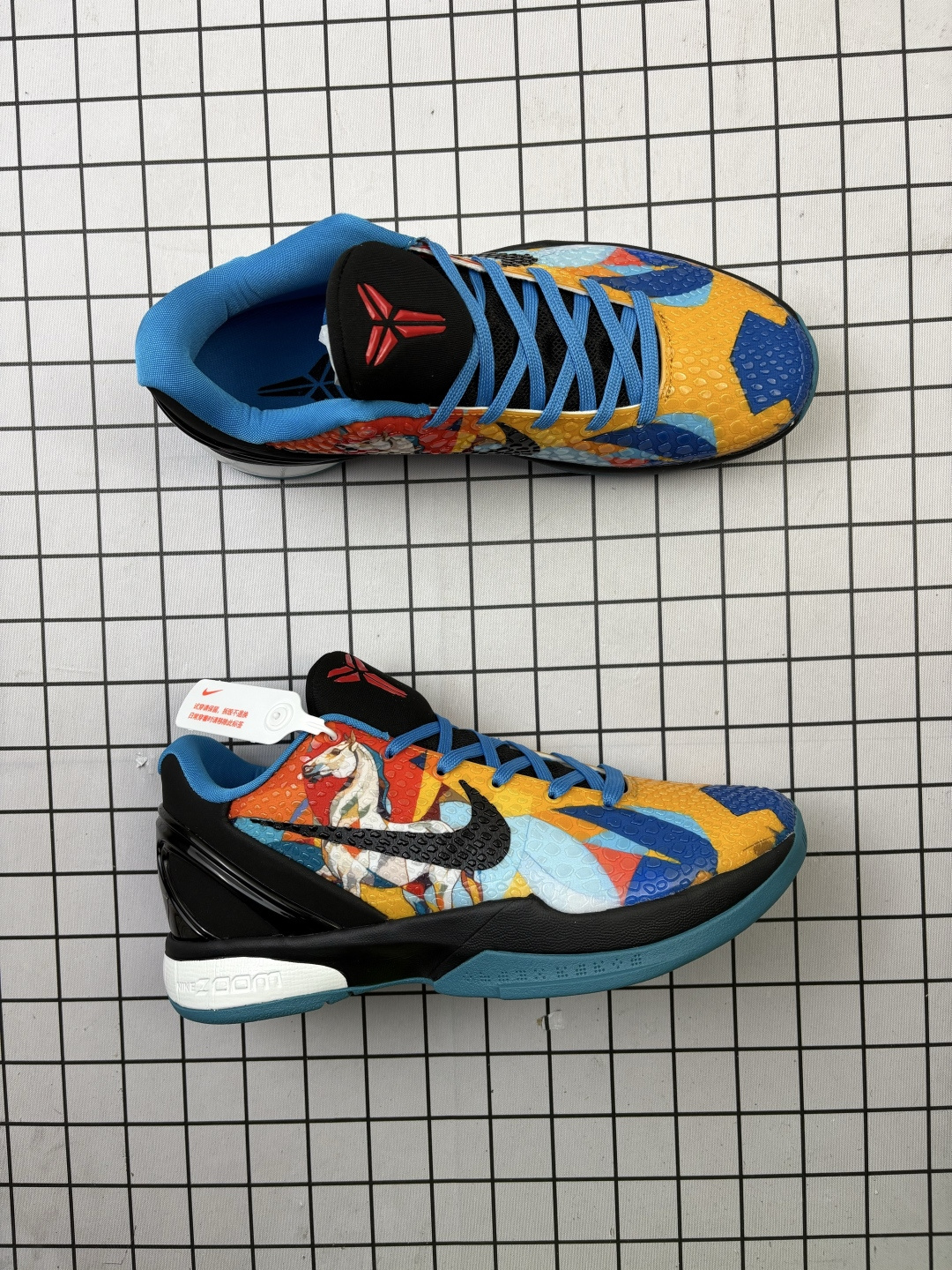 💰330
耐克/Nike 科比6代马年限定款篮球鞋
科比6代马年限量款鞋是耐克为庆祝中国农历马年特别推出的纪念版本，以科比·布莱恩特第六代签名战靴为基础设计。鞋身采用中国传统红色与金色搭配，融入马年元素如生肖图腾、祥云纹样等细节，鞋舌或后跟常带有专属"马"字标识。该鞋款兼具高性能篮球科技与文化收藏价值，全球限量发售，深受球鞋爱好者与科比粉丝追捧，成为运动鞋文化与生肖主题跨界结合的经典之作。
配色：白黑红
货号：CW2190-023
可选尺码：38、38.5、39、40、40.5、41、42、42.5、43、44、44.5、45、46
编吗啊D