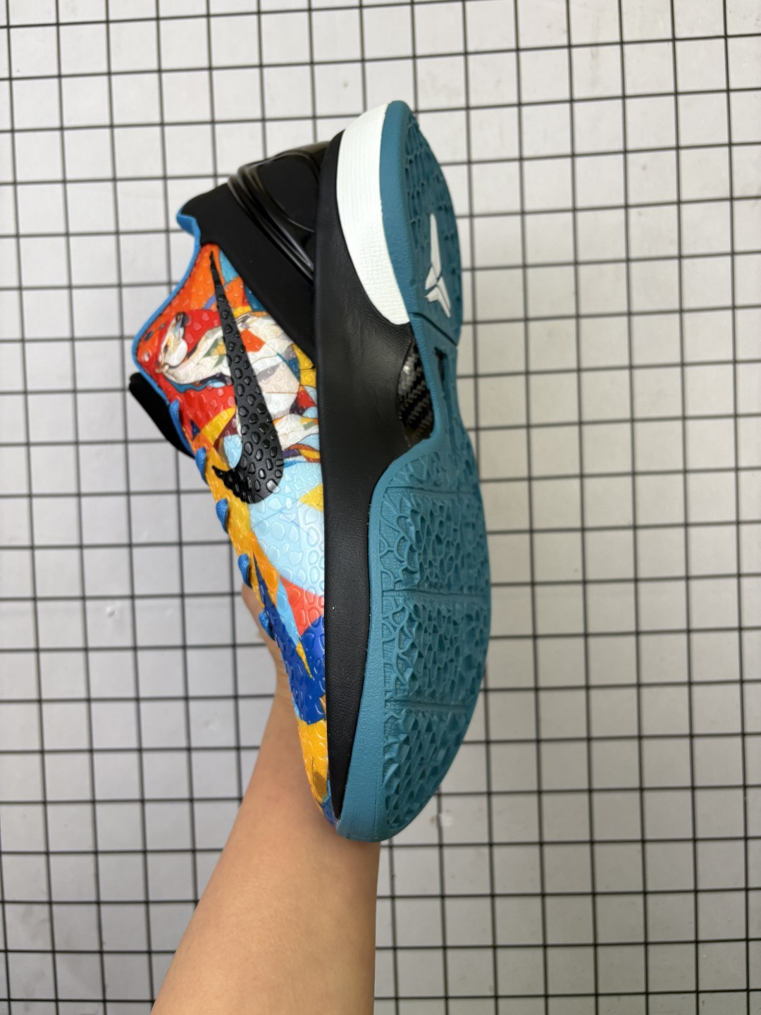 💰330
耐克/Nike 科比6代马年限定款篮球鞋
科比6代马年限量款鞋是耐克为庆祝中国农历马年特别推出的纪念版本，以科比·布莱恩特第六代签名战靴为基础设计。鞋身采用中国传统红色与金色搭配，融入马年元素如生肖图腾、祥云纹样等细节，鞋舌或后跟常带有专属"马"字标识。该鞋款兼具高性能篮球科技与文化收藏价值，全球限量发售，深受球鞋爱好者与科比粉丝追捧，成为运动鞋文化与生肖主题跨界结合的经典之作。
配色：白黑红
货号：CW2190-023
可选尺码：38、38.5、39、40、40.5、41、42、42.5、43、44、44.5、45、46
编吗啊D