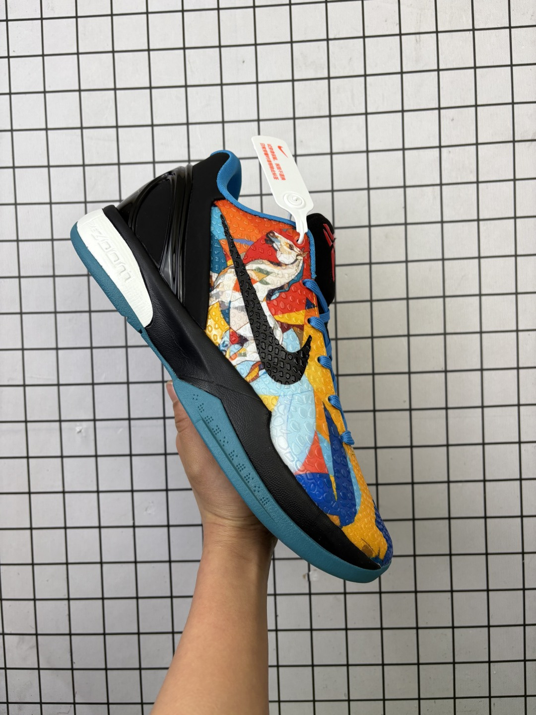 💰330
耐克/Nike 科比6代马年限定款篮球鞋
科比6代马年限量款鞋是耐克为庆祝中国农历马年特别推出的纪念版本，以科比·布莱恩特第六代签名战靴为基础设计。鞋身采用中国传统红色与金色搭配，融入马年元素如生肖图腾、祥云纹样等细节，鞋舌或后跟常带有专属"马"字标识。该鞋款兼具高性能篮球科技与文化收藏价值，全球限量发售，深受球鞋爱好者与科比粉丝追捧，成为运动鞋文化与生肖主题跨界结合的经典之作。
配色：白黑红
货号：CW2190-023
可选尺码：38、38.5、39、40、40.5、41、42、42.5、43、44、44.5、45、46
编吗啊D