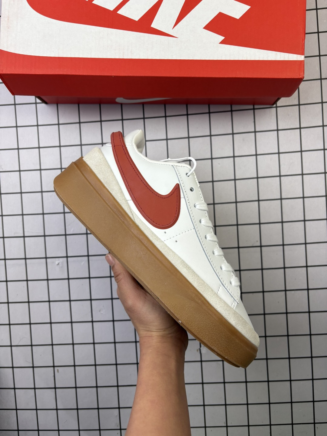 🈴💰110
公司级✅Nike Blazer Phantom Low 耐克 经典百搭 舒适休闲 低帮板鞋 
采用轻盈利落设计 焕新演绎经典鞋款 该鞋款带来舒适足底体验 结合鞋侧壁加固设计 缔造舒适感受 皮革鞋面适合日常穿着 柔软非凡 硫化结构将外底与鞋面巧妙连接
货号:FN5820-100
编码688
36-45
