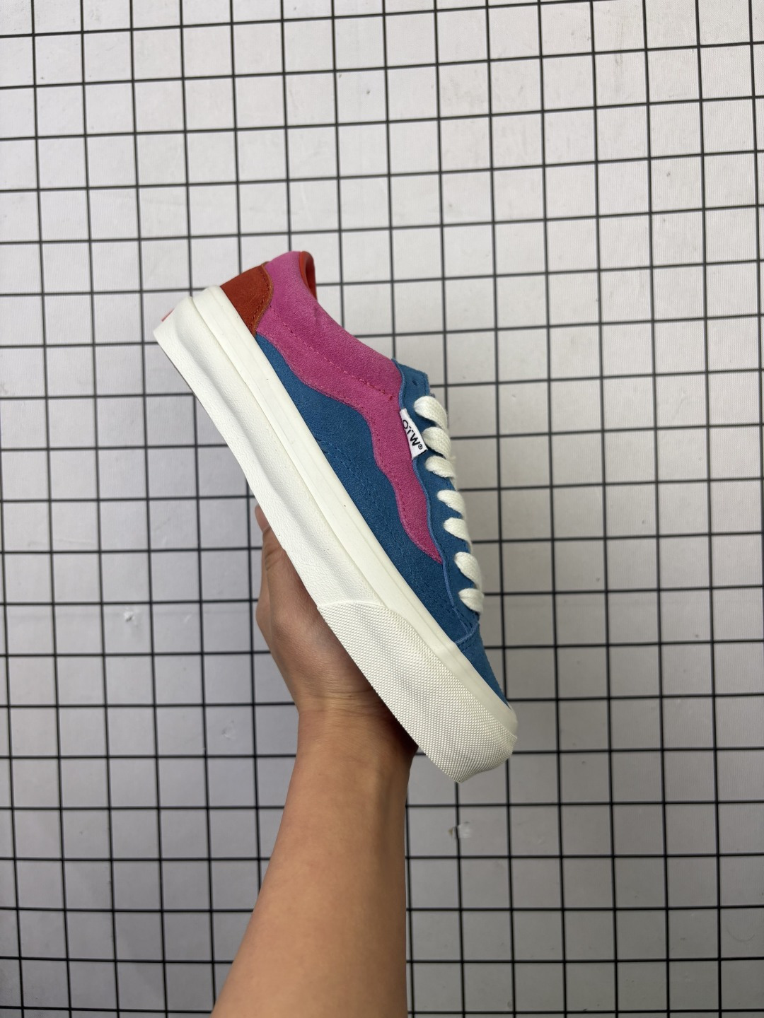 💰130
VANS/万斯 男女鞋真标硫化工艺，升级市面最为正确原装铝楦数据开发鸟嘴楦型，精准收腰起翘牛津大底❗创意放大，携手创意工作室/Imran Potato x Vans Vault Knu-Skool VR3 LX"Black/True White"坎普尔·茱利安系列低帮复古硫化休闲运动板鞋 

类型：男女鞋
码数：35 36 36.5 37 38 38.5 39 40 40.5 41 42 42.5 43 44
编码648