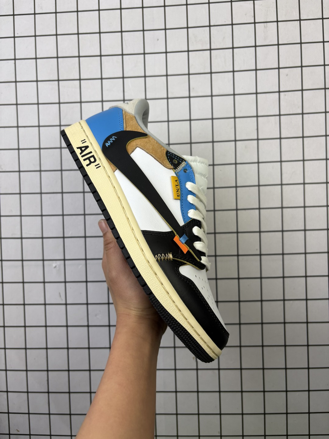 💰200
公司级✅Nike Air Jordan 1 x Travis Scott AJ1倒勾 乔一倒钩 耐克 低帮文化篮球鞋
完美品质出货 细节如图所示 鞋面切割工整 冲孔整齐干净 中底拉帮线 整体清洁度非常好
货号:XZ6868-006
尺码:36 36.5 37.5 38 38.5 39 40 40.5 41 42 42.5 43 44 45 46 47.5
编码给L